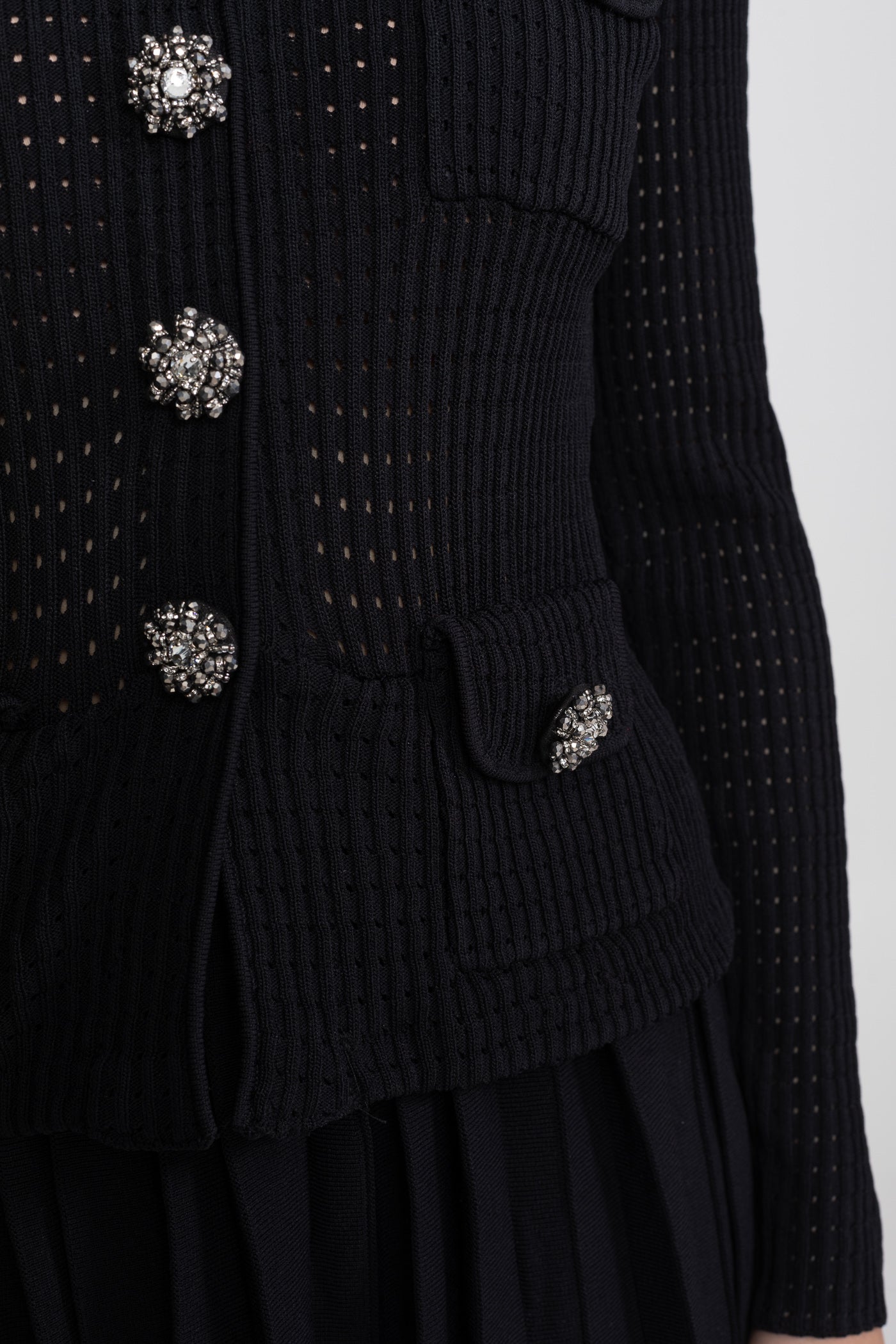Set coordonat cu cardigan open-knit și fustă midi plisată - Negru