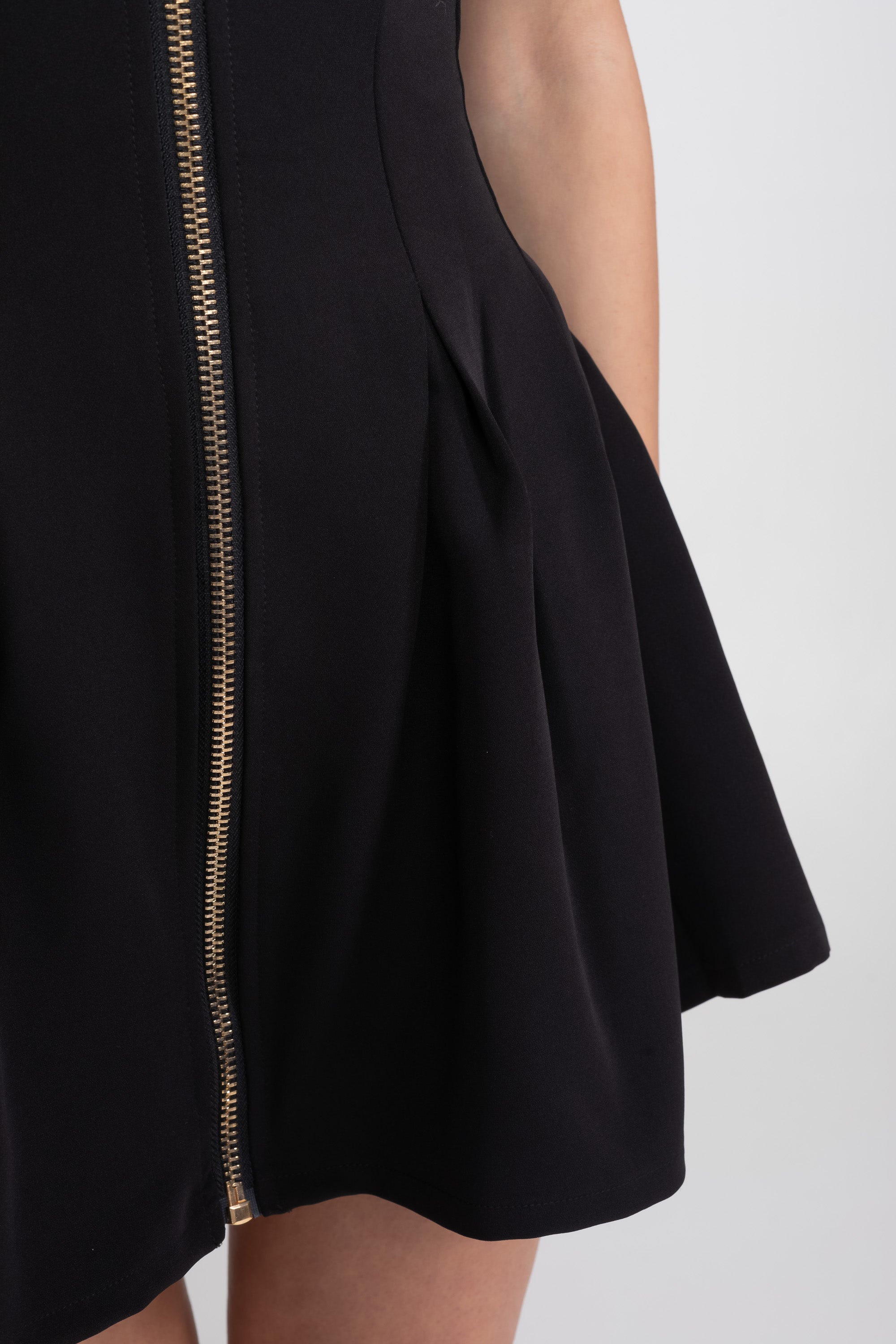 Rochie mini fără mâneci cu fermoar frontal auriu - Negru