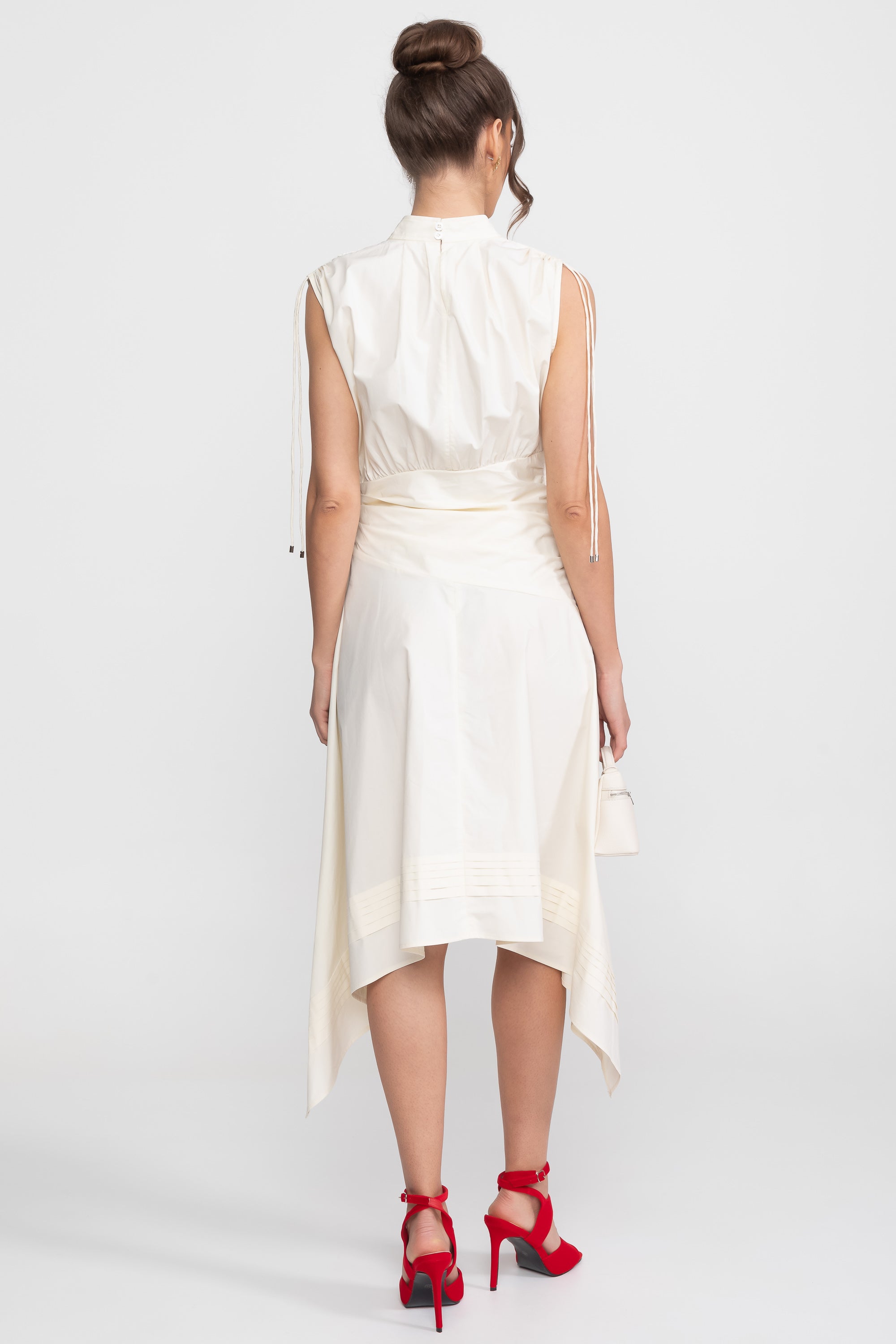 Rochie midi fără mâneci, asimetrică, cu talie drapată și tiv în colțuri, albă