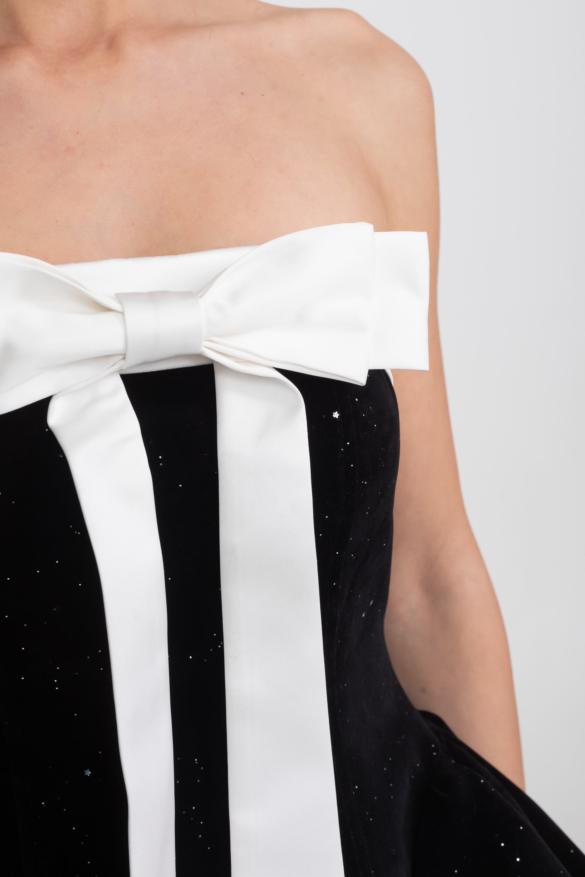 Rochie mini din catifea fără bretele, cu fundă din satin și tiv cu volan - Negru