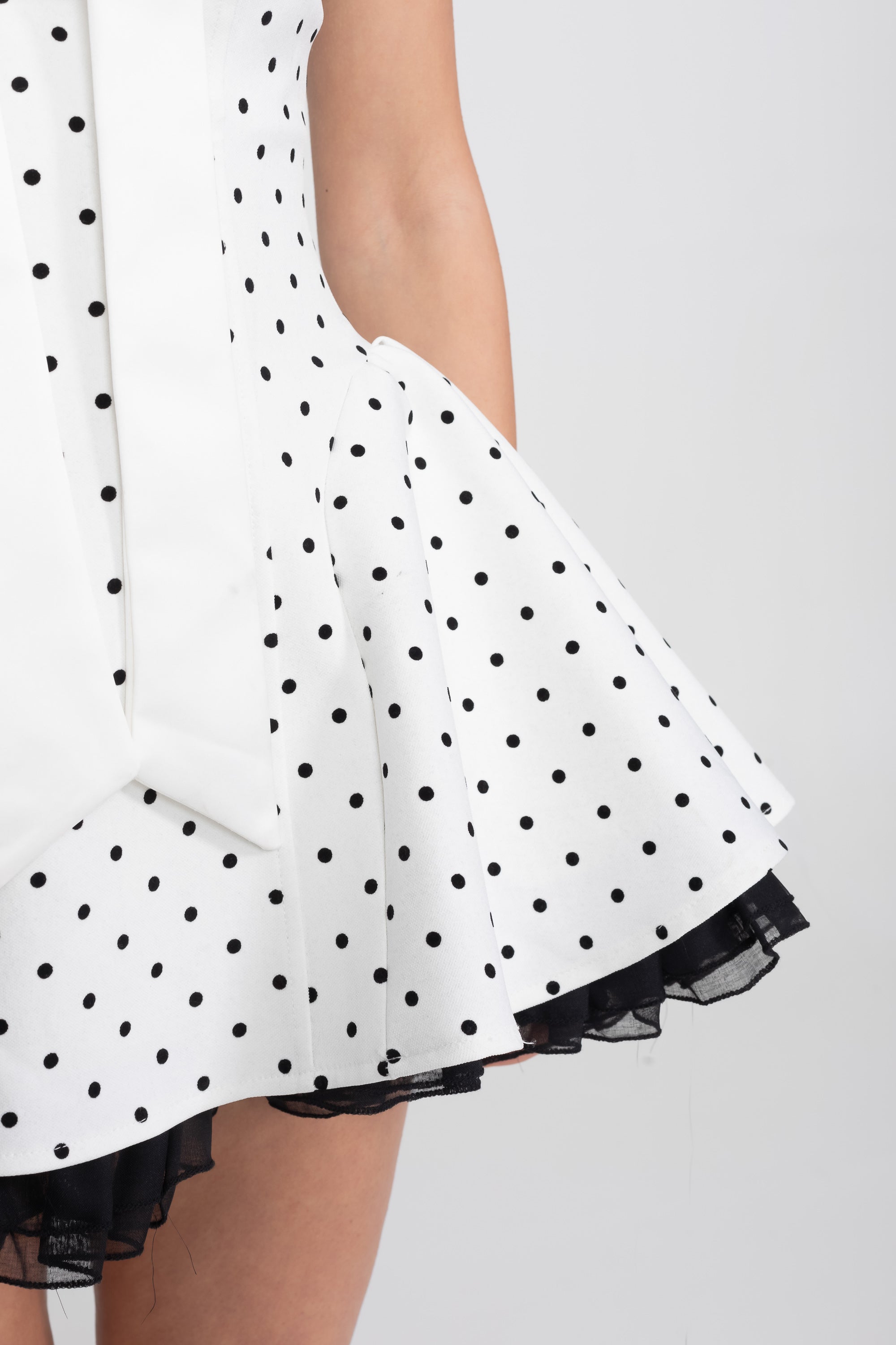 Rochie mini din catifea, fără bretele, cu fundă din satin și tiv cu volan - alb