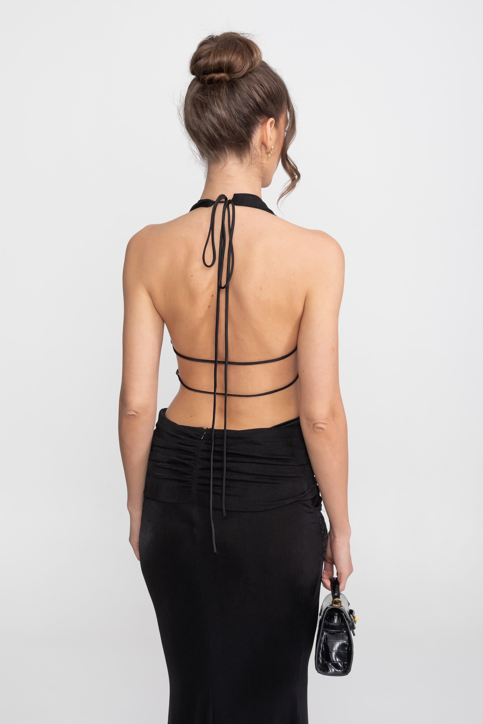 Rochie lungă drapată cu decolteu halter și detaliu lateral cu fronseuri și legătură - Negru
