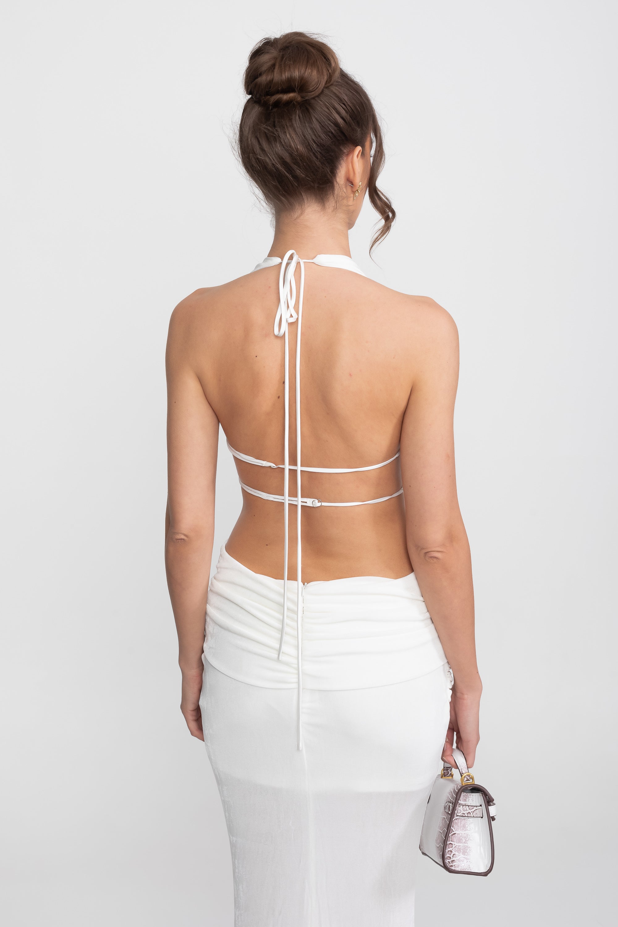 Rochie lungă drapată tip halter, cu detaliu lateral cu nod și fronșare - Alb