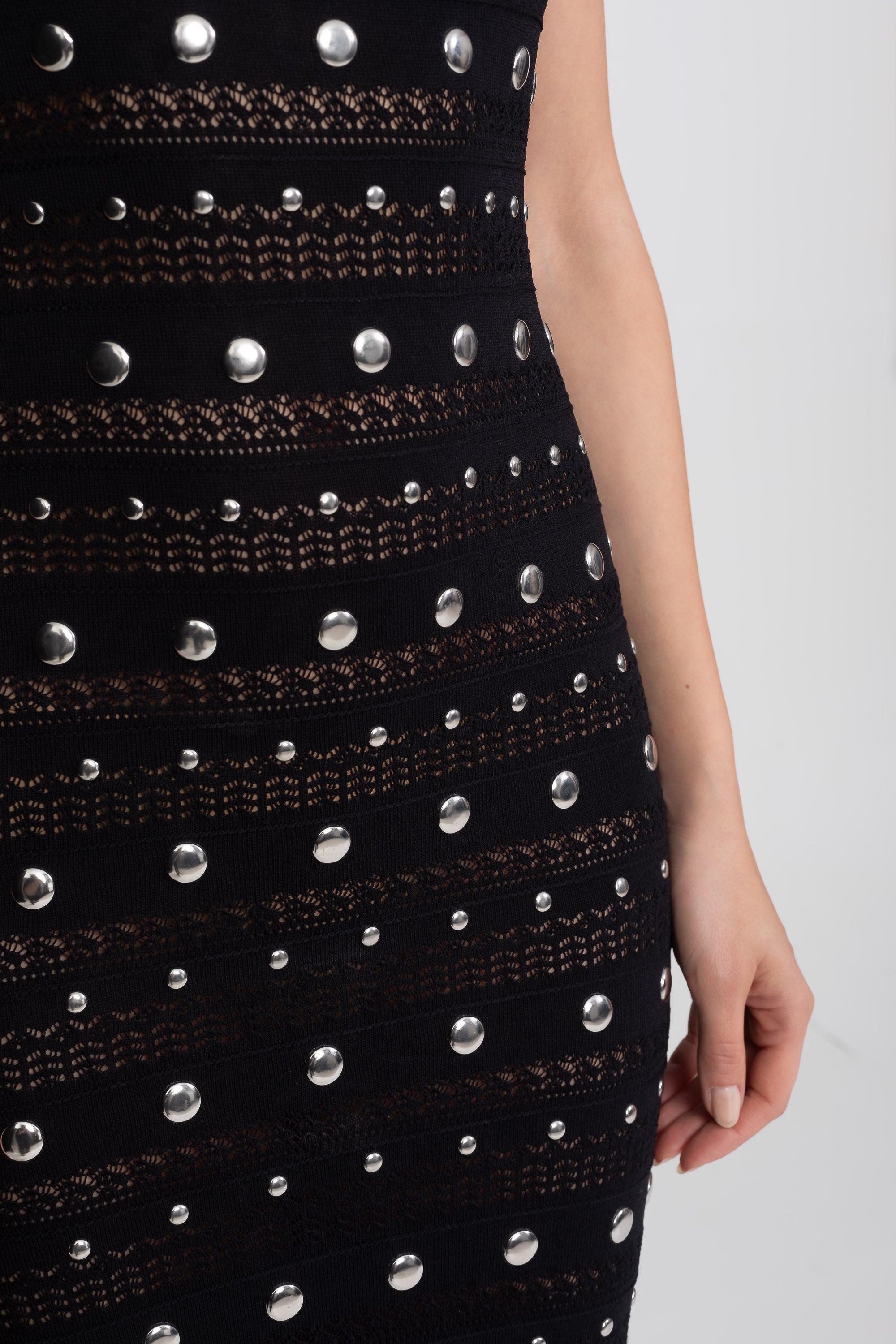 Rochie midi din tricot, împodobită, cu guler înalt și tiv cu volane - Negru