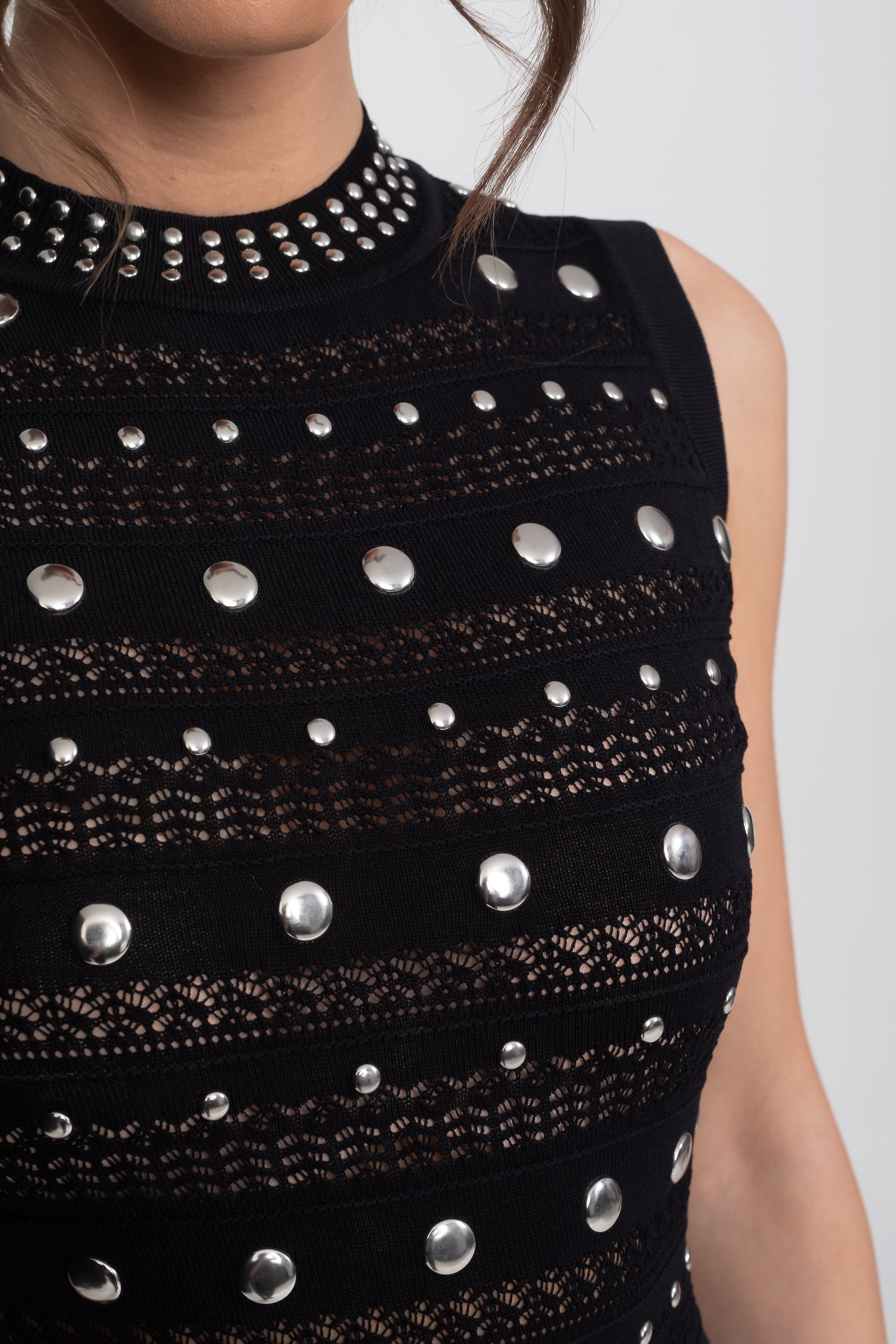 Rochie midi din tricot, împodobită, cu guler înalt și tiv cu volane - Negru