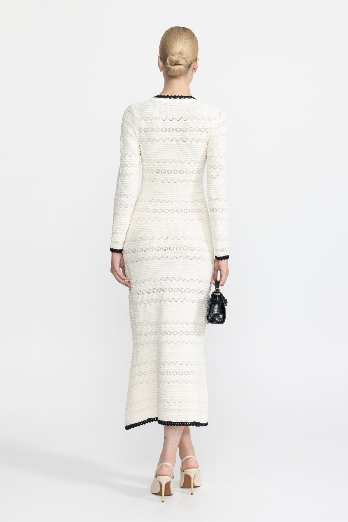 Rochie midi tricotată cu nasturi, bordură croșetată și broșă florală - Ivoire