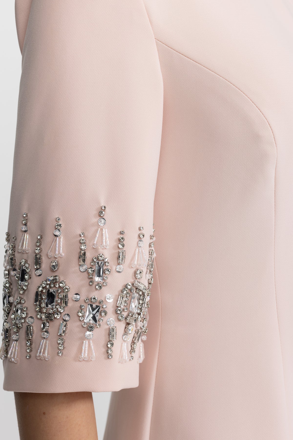 Rochie maxi roz cu guler și manșete ornate cu cristale