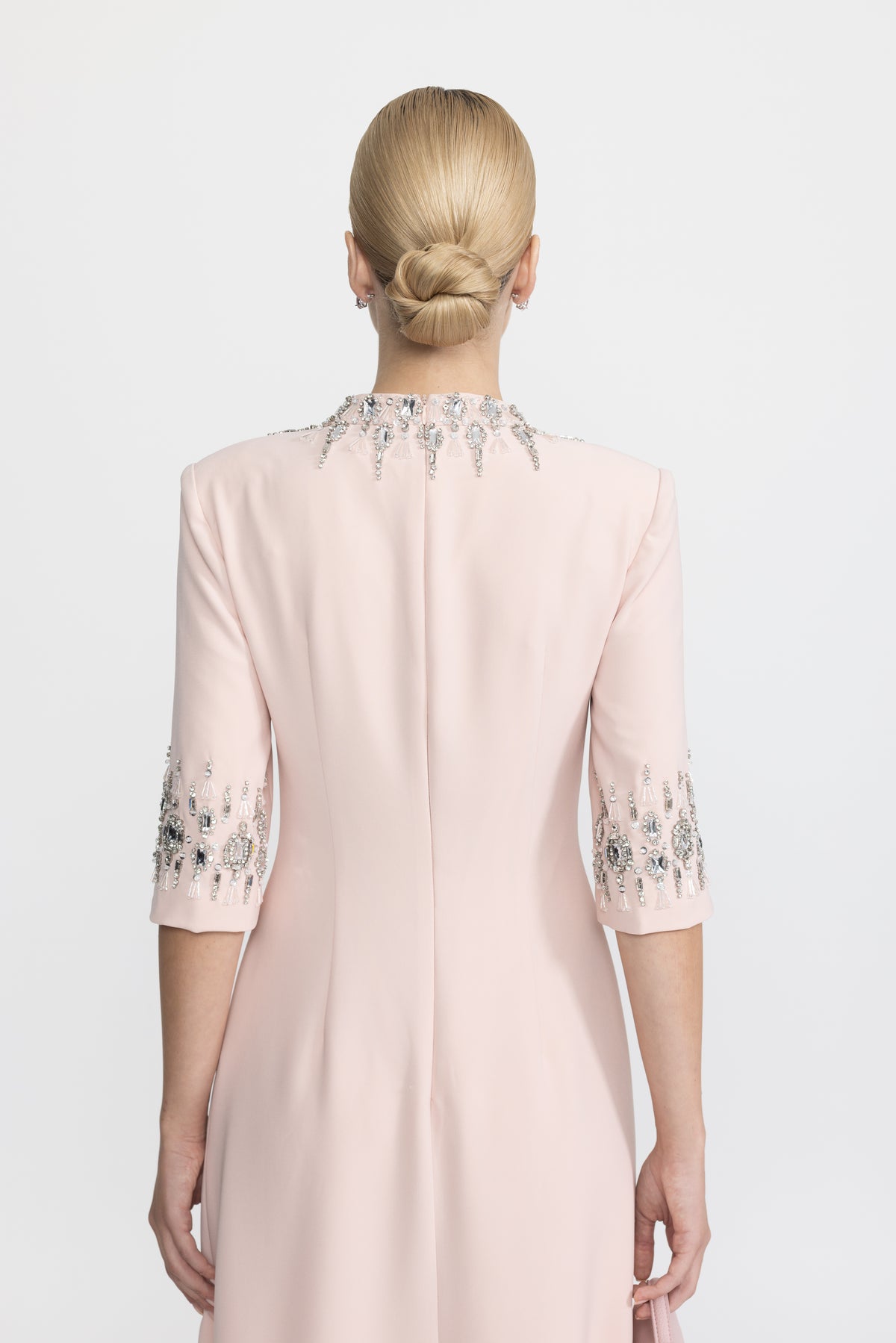 Rochie maxi roz cu guler și manșete ornate cu cristale