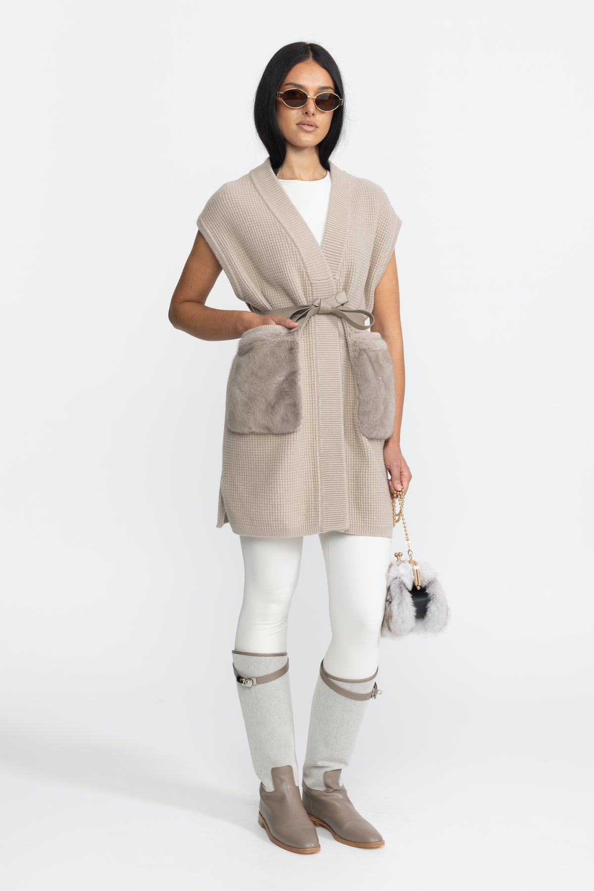 Gilet din tricot waffle cu cordon și buzunare din blană - Bej