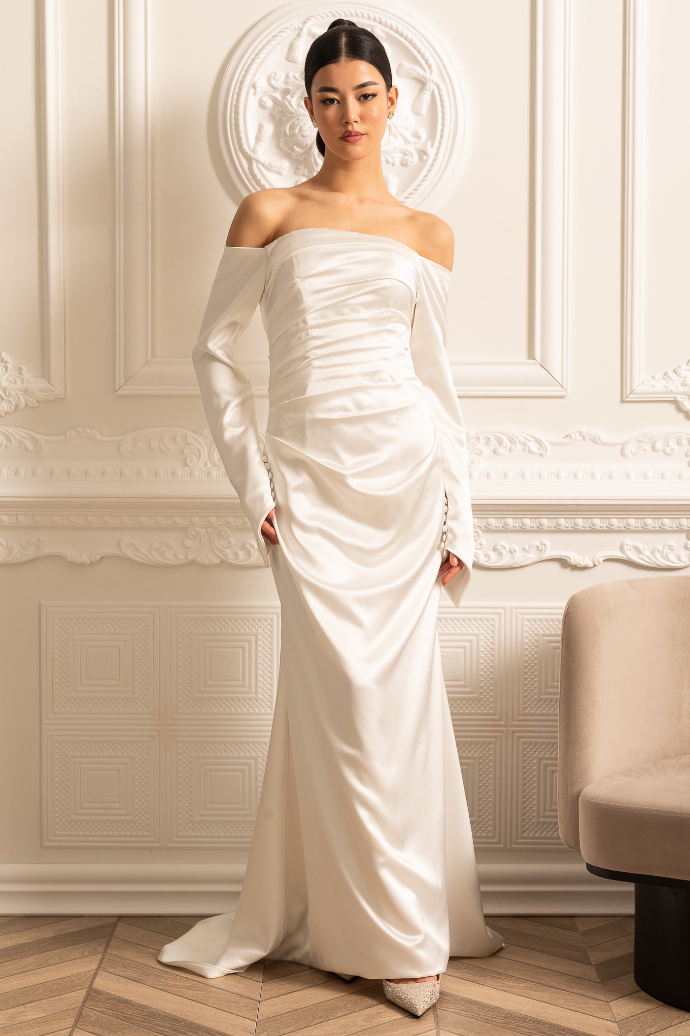 Rochie din satin cu umerii goi, design drapat și fustă plisată - Alb