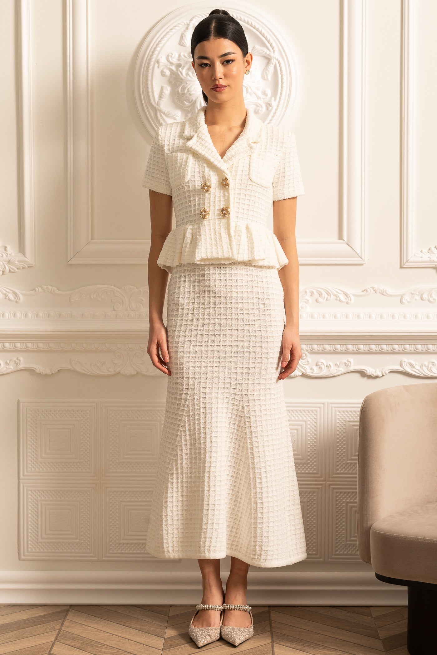 Rochie Midi Tricotată cu Nasturi Aurii și Talie Peplum - Albă