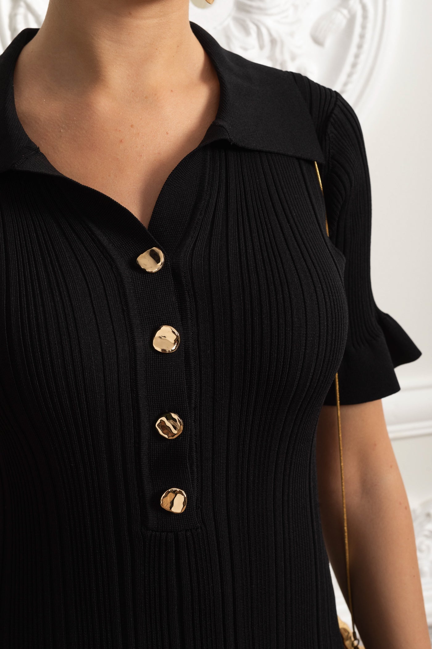 Rochie Mini Din Tricot Cu Nasturi În Față Și Mâneci Volanate - Negru