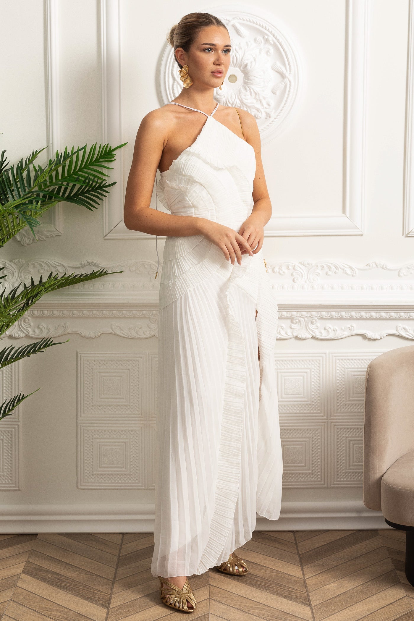 Rochie midi plisată cu guler halter și detalii cu volane în cascadă - Alb