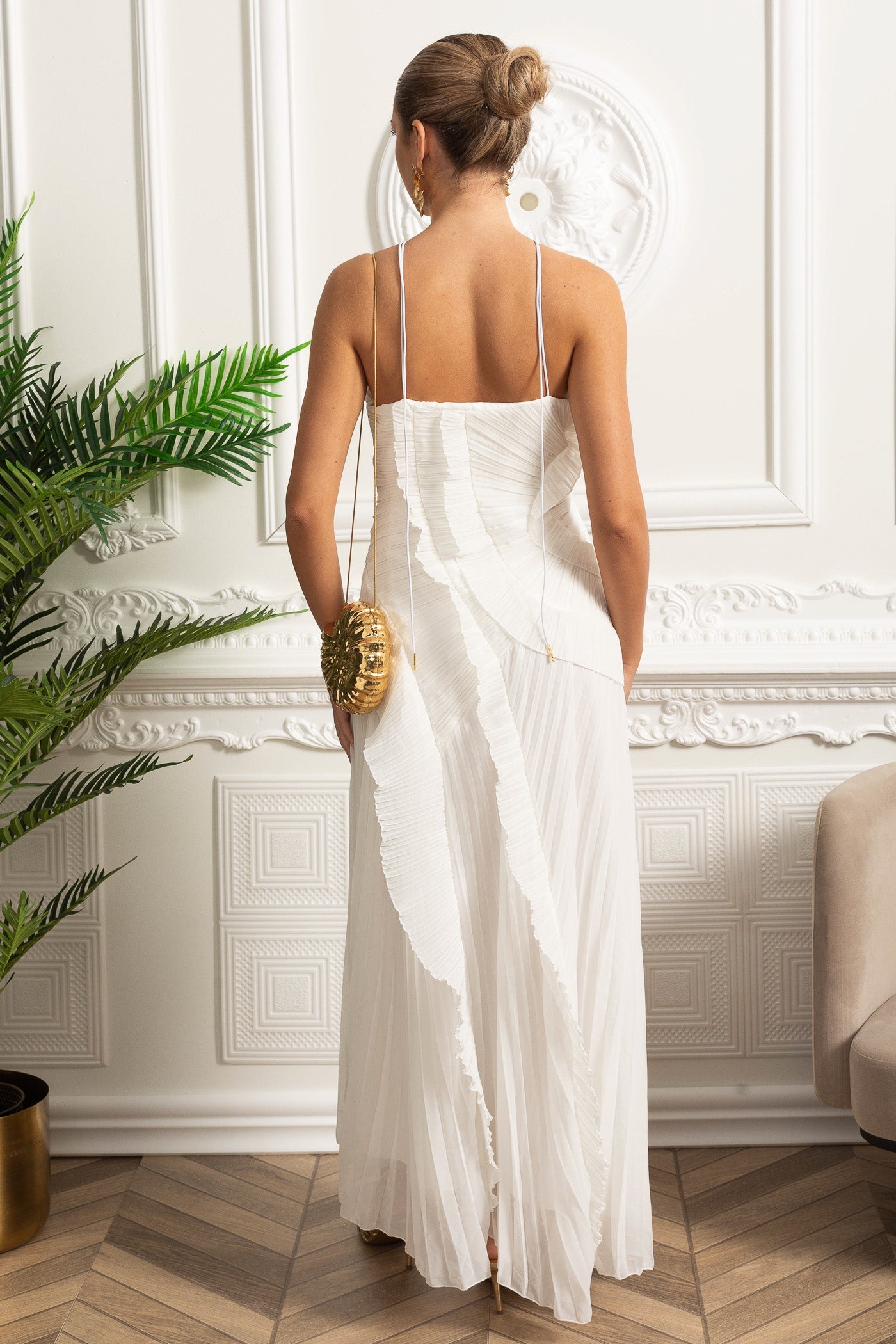 Rochie midi plisată cu guler halter și detalii cu volane în cascadă - Alb