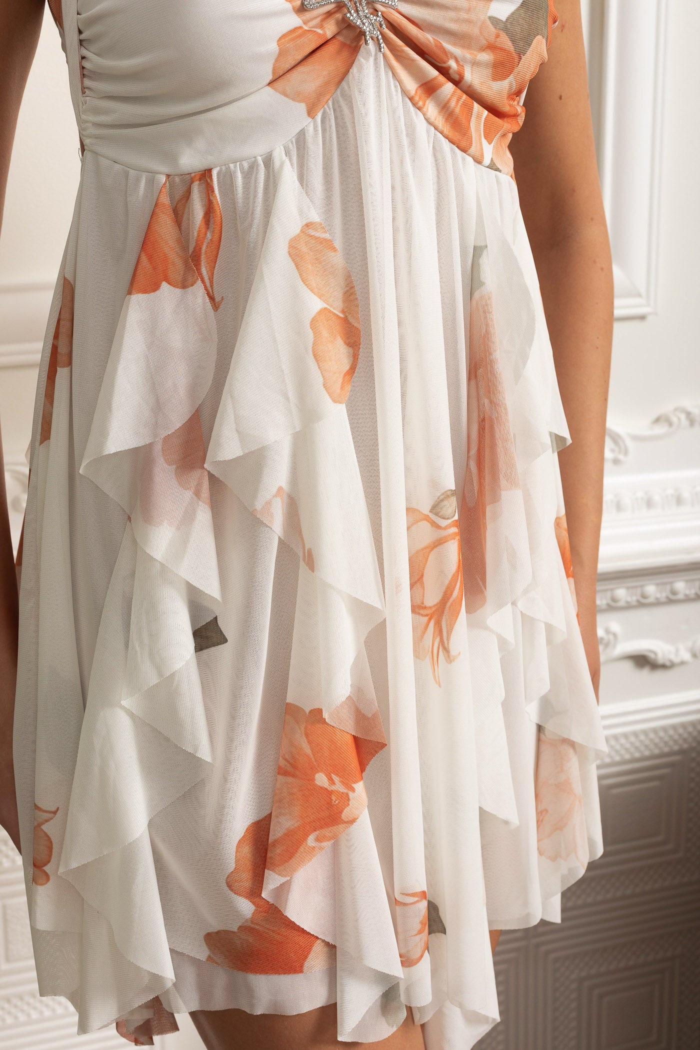 Rochie mini cu volane și guler halter, detaliu cu broșă stea de mare - Alb/Portocaliu