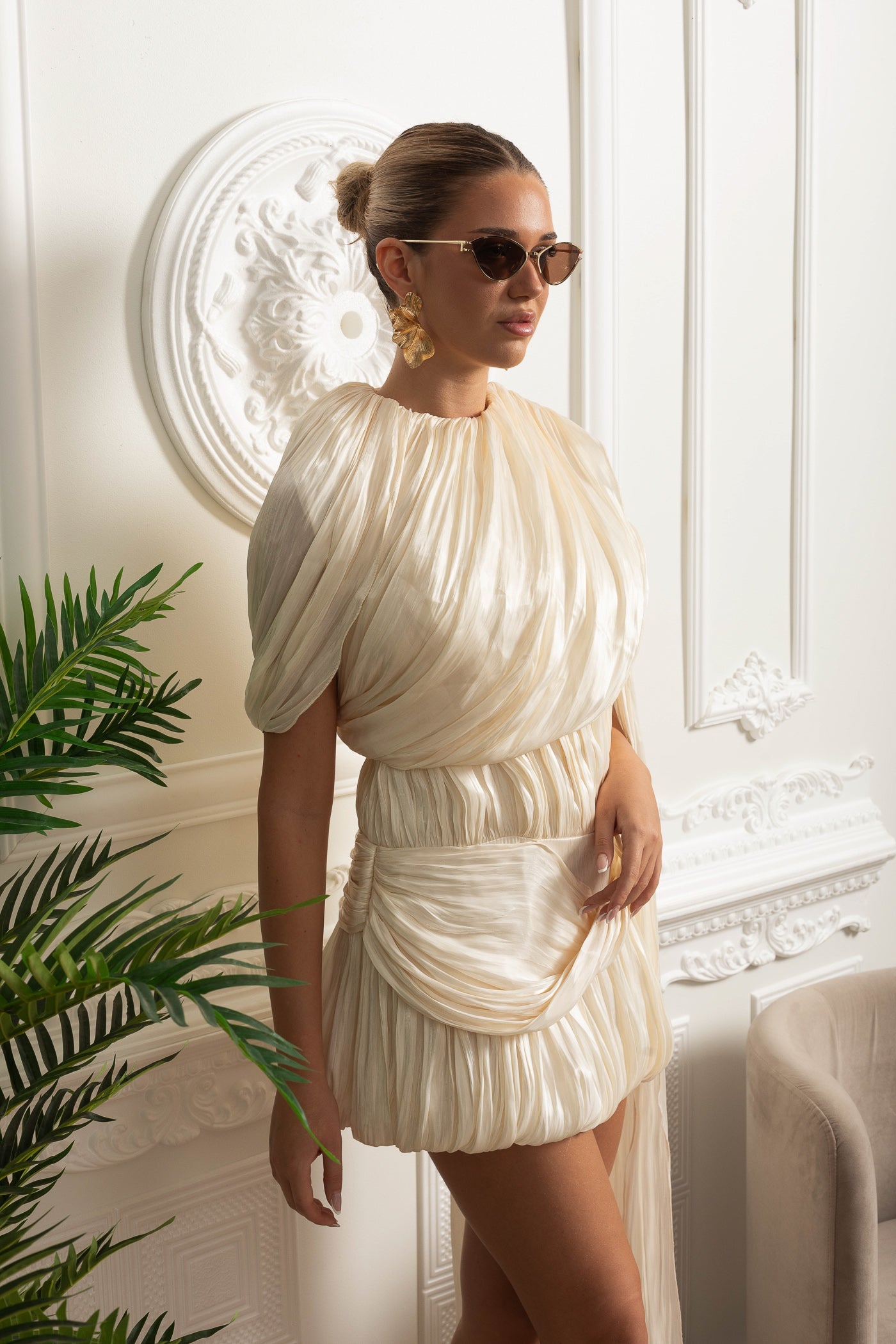 Rochie mini plisată cu un umăr și șal drapat - Ivoire