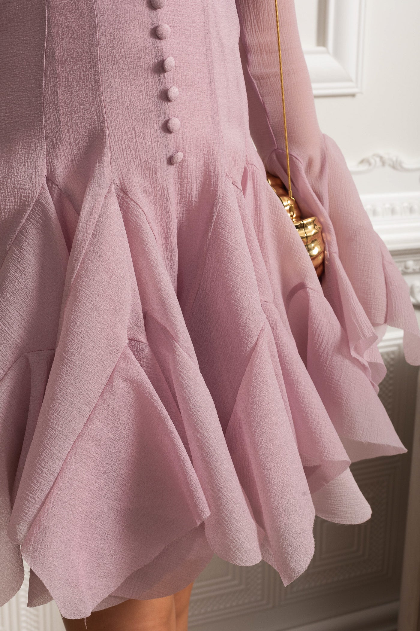 Rochie mini cu mâneci transparente, corset în talie și volane la tiv - Roz