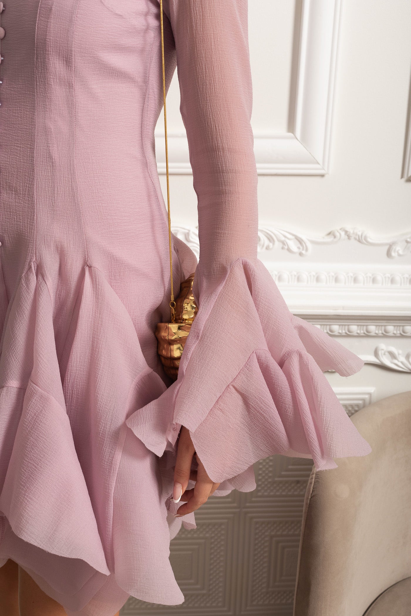 Rochie mini cu mâneci transparente, corset în talie și volane la tiv - Roz