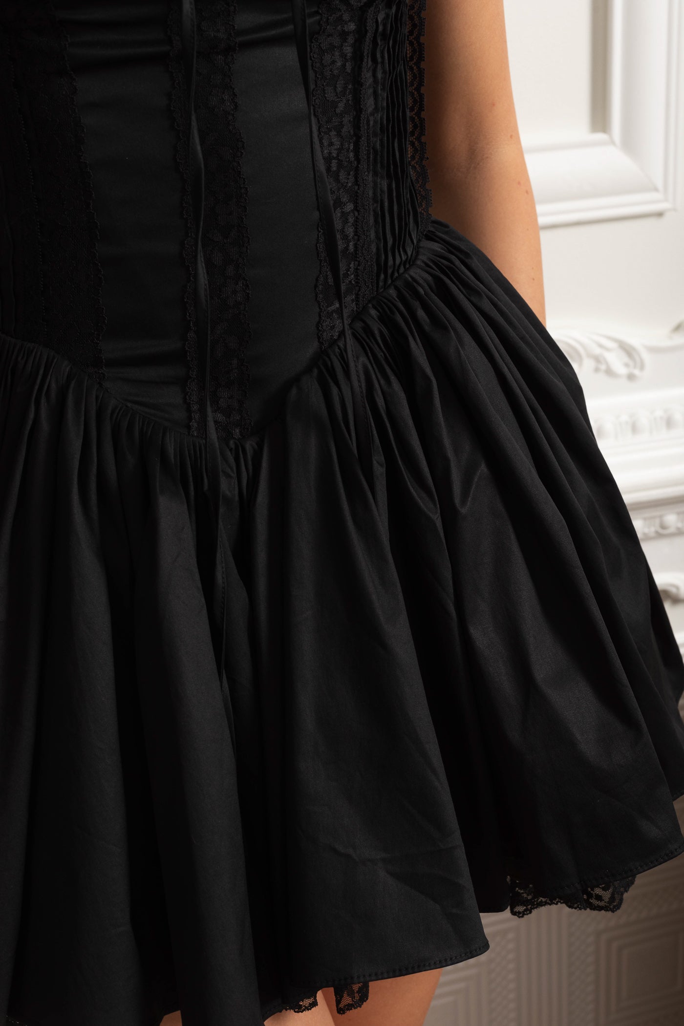 Rochie Bustier cu Spate cu Șiret și Tiv Adunat - Negru