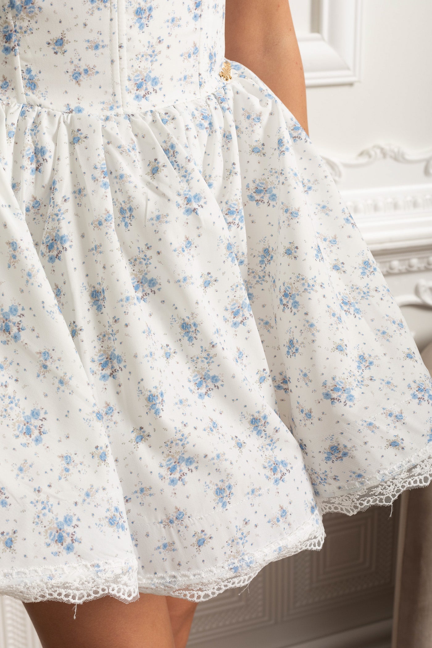 Rochie Mini Florală cu Mâneci Bufante și Detaliu 3D cu Trandafir - Alb/Blue