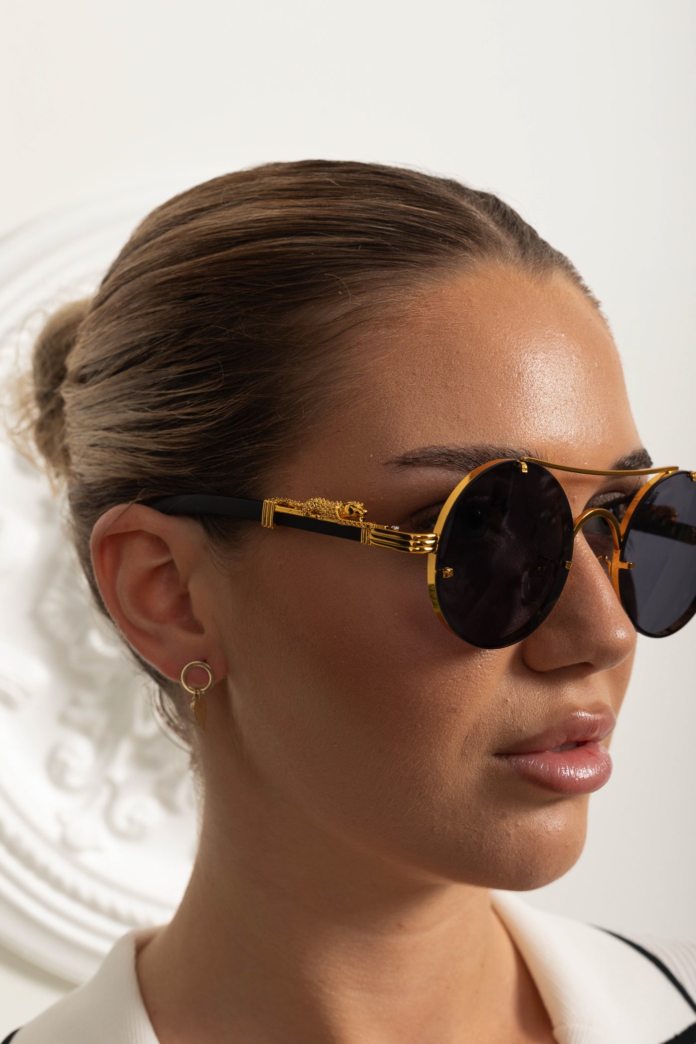 Round Sunglasses with Sculpted Leopard Temples and Double Gold Bridge – Black