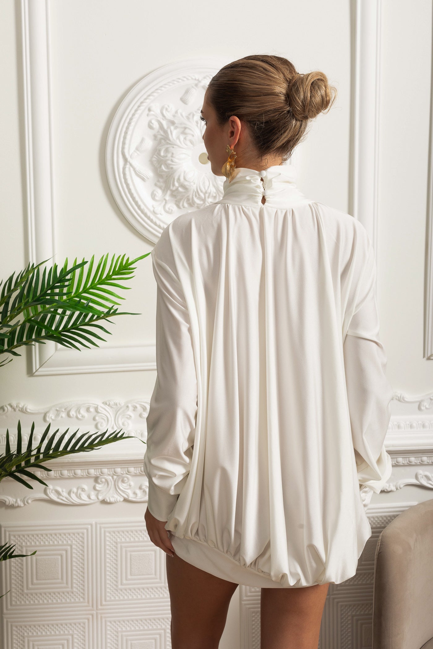 Rochie elegantă cu guler înalt, detalii drapate și ornament lateral cu trandafir - Ivoire