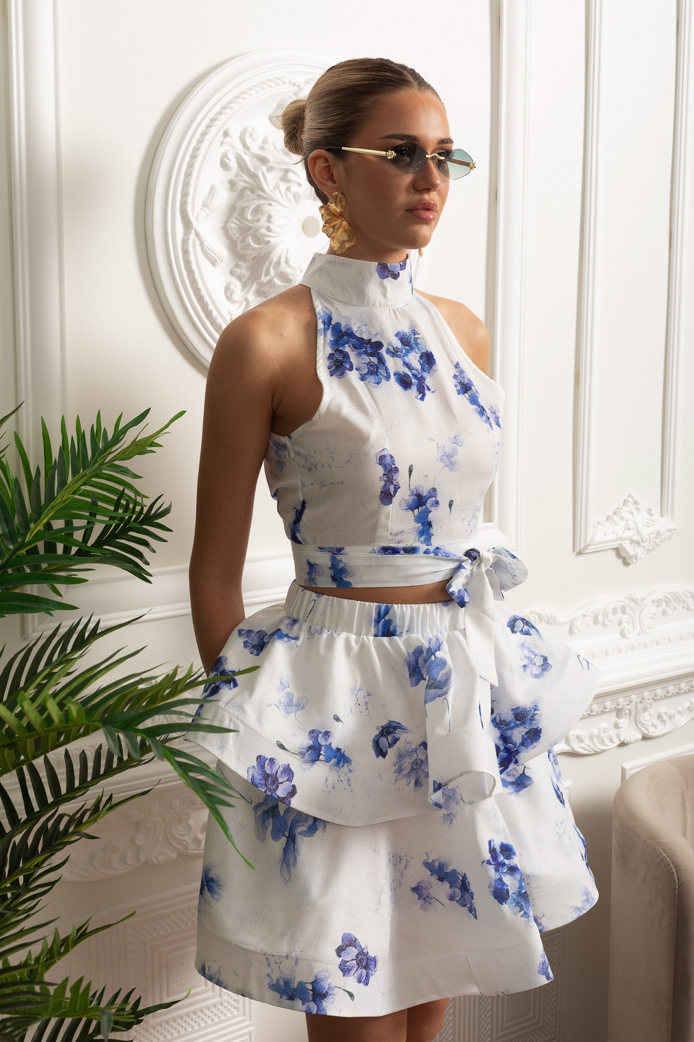 Set top crop floral cu guler halter și fustă mini cu volane suprapuse - Alb/baby blue
