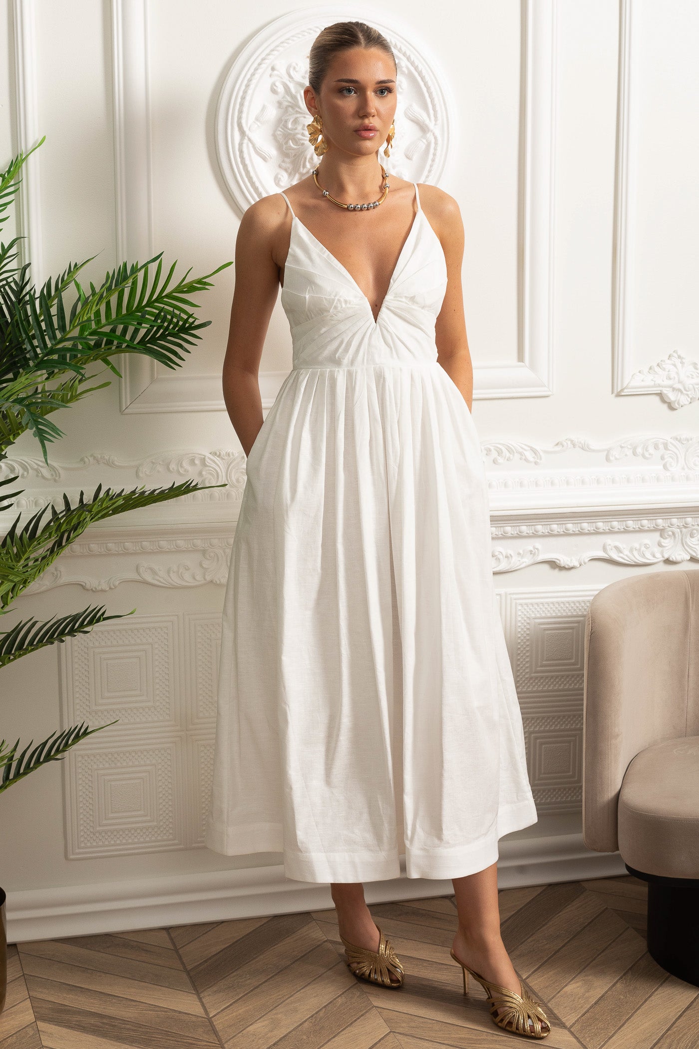 Rochie midi cu bretele, corset plisat, spate smock și fustă adunată - Alb