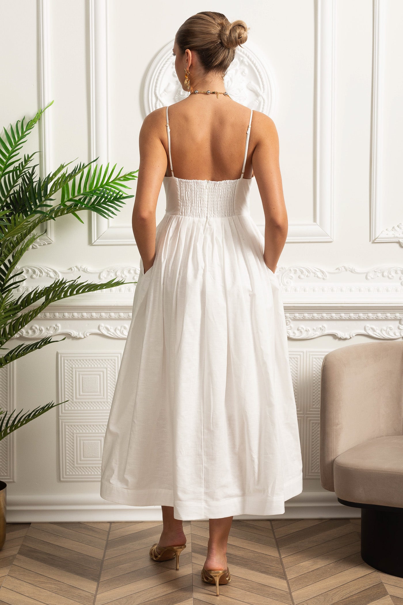 Rochie midi cu bretele, corset plisat, spate smock și fustă adunată - Alb