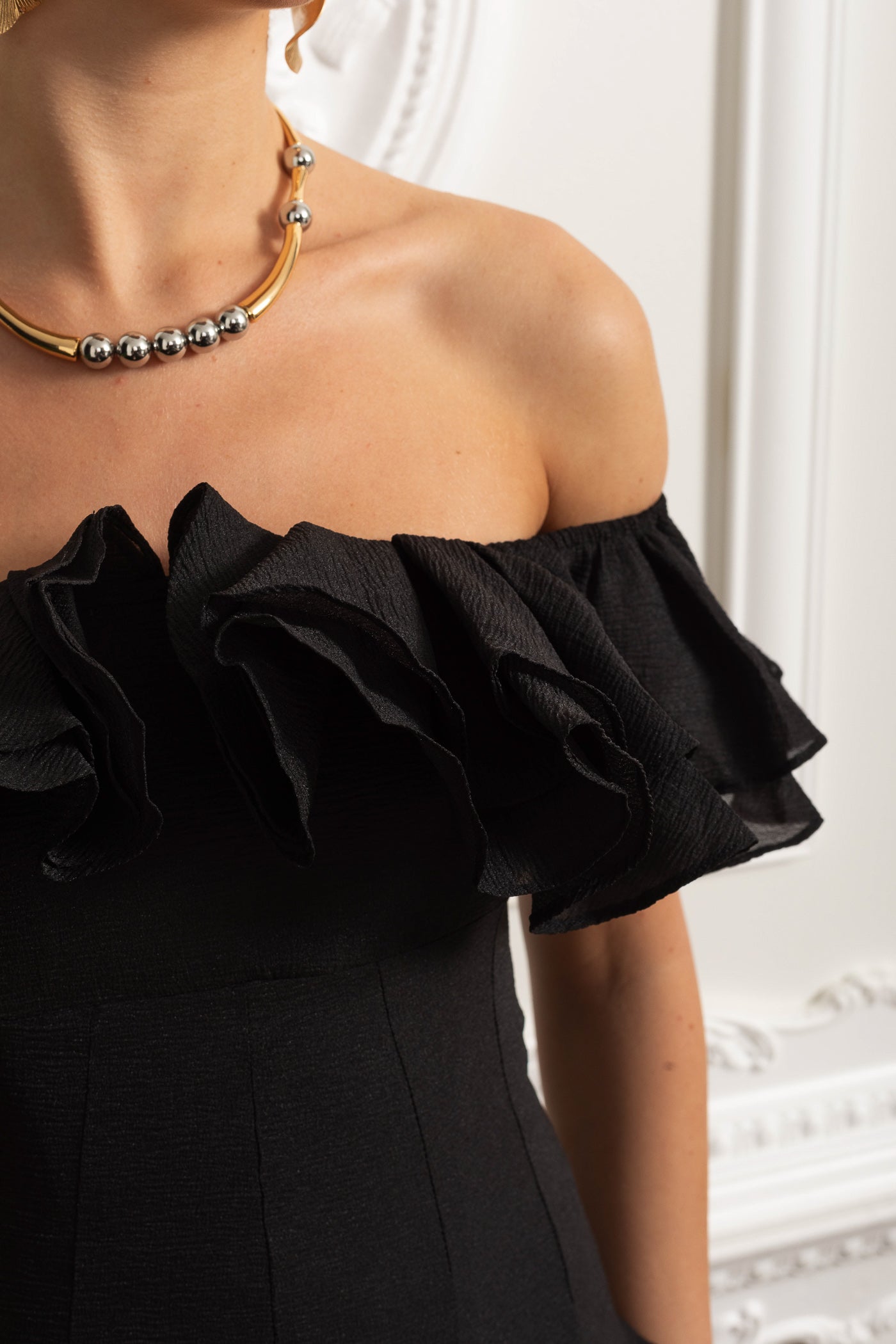 Rochie Mini Off-Shoulder cu Margine din Organza Volanată - Negru