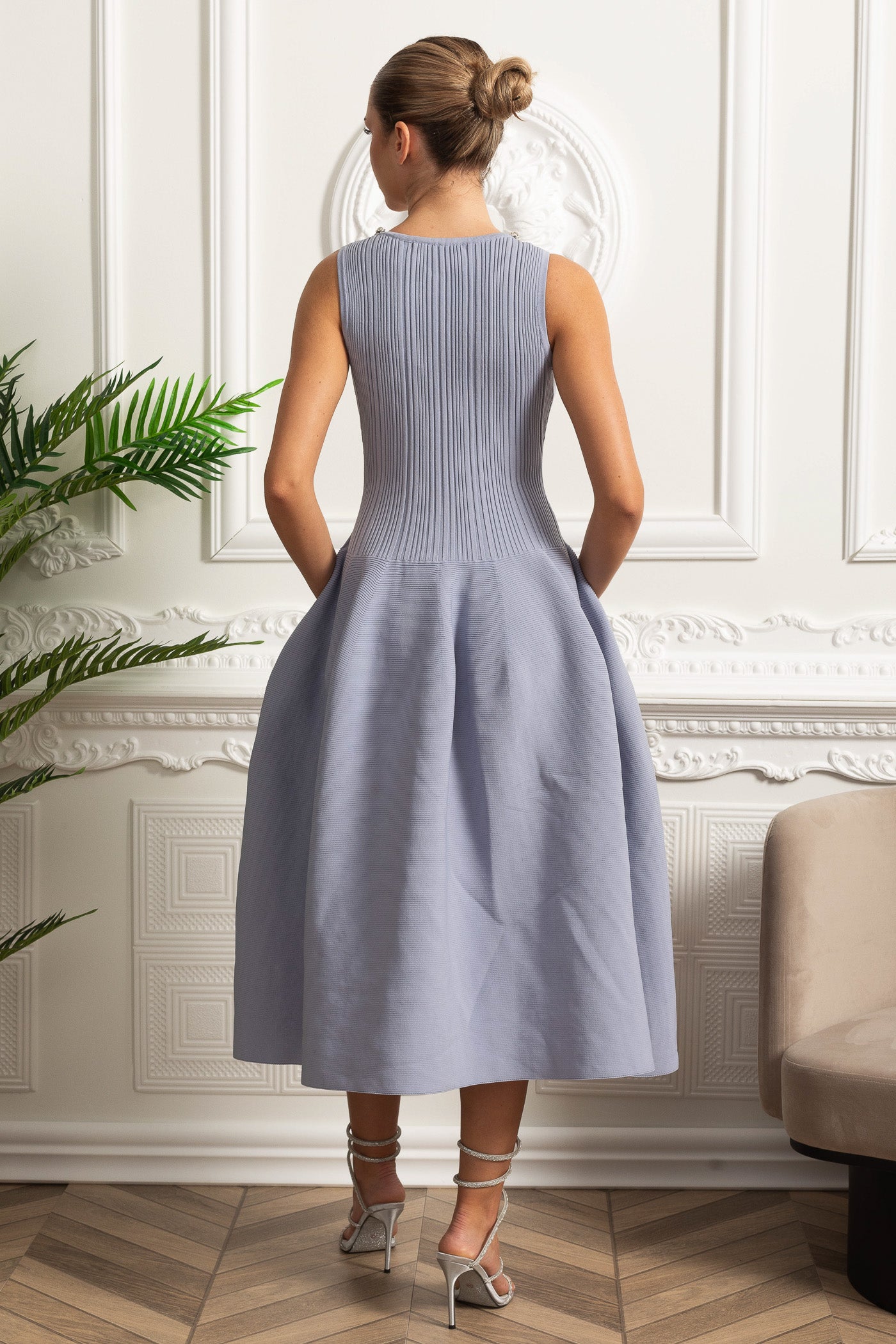Rochie midi cu decolteu rotund și model striat, decorată cu mărgele - Baby Blue