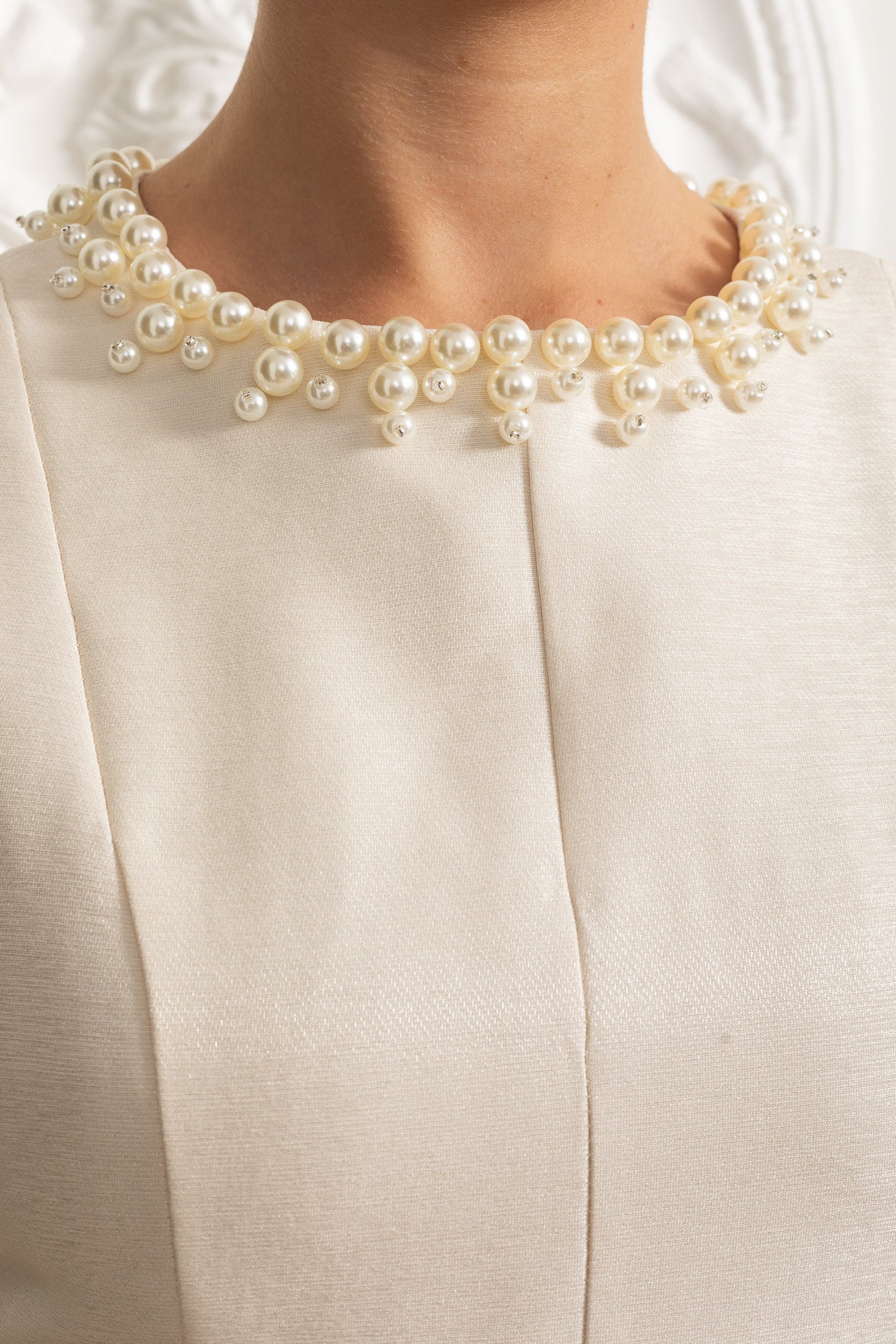 Rochie midi fără mâneci cu fustă din tul și guler împodobit cu perle - Ivoire