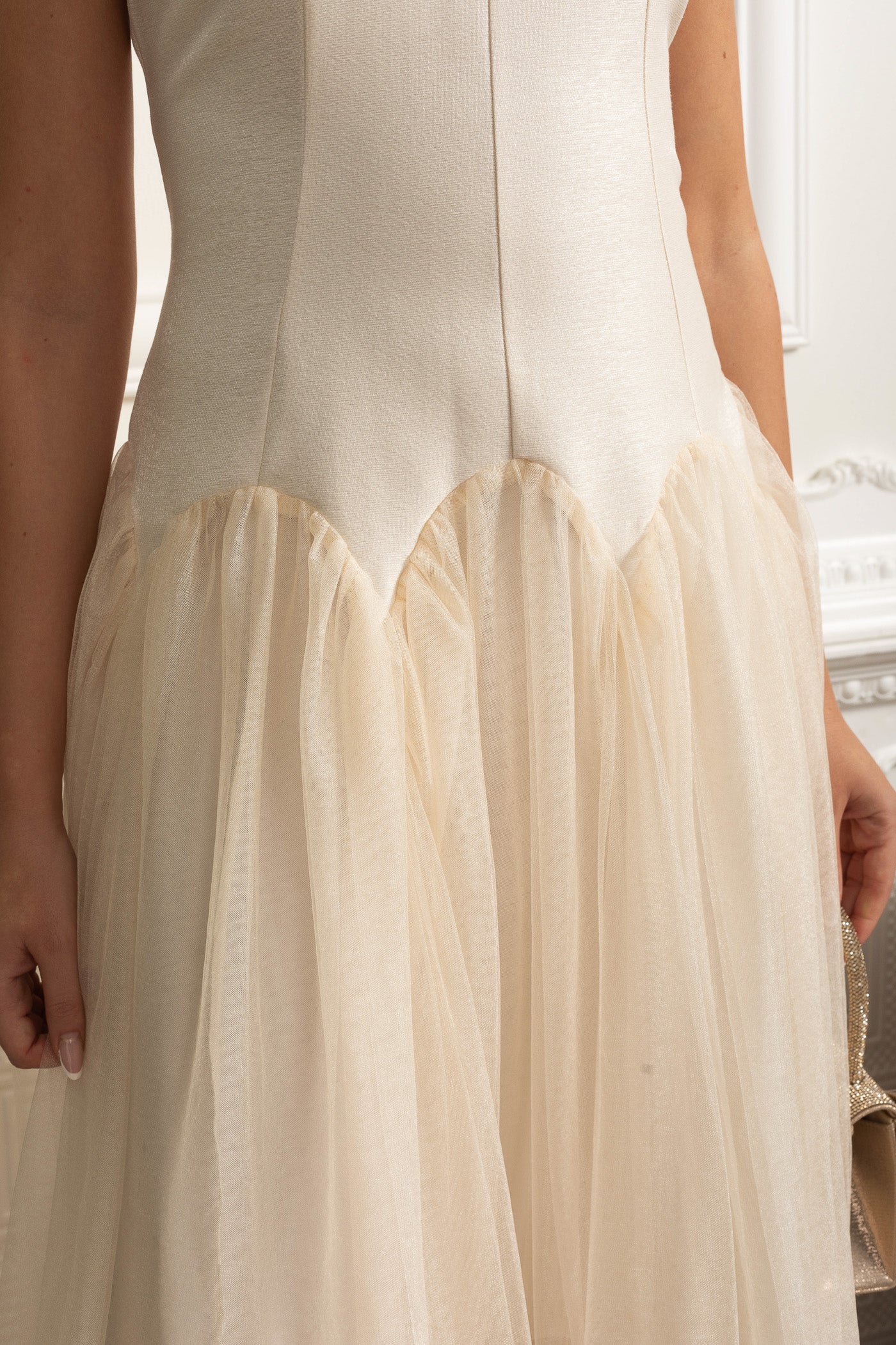 Rochie midi fără mâneci cu fustă din tul și guler împodobit cu perle - Ivoire