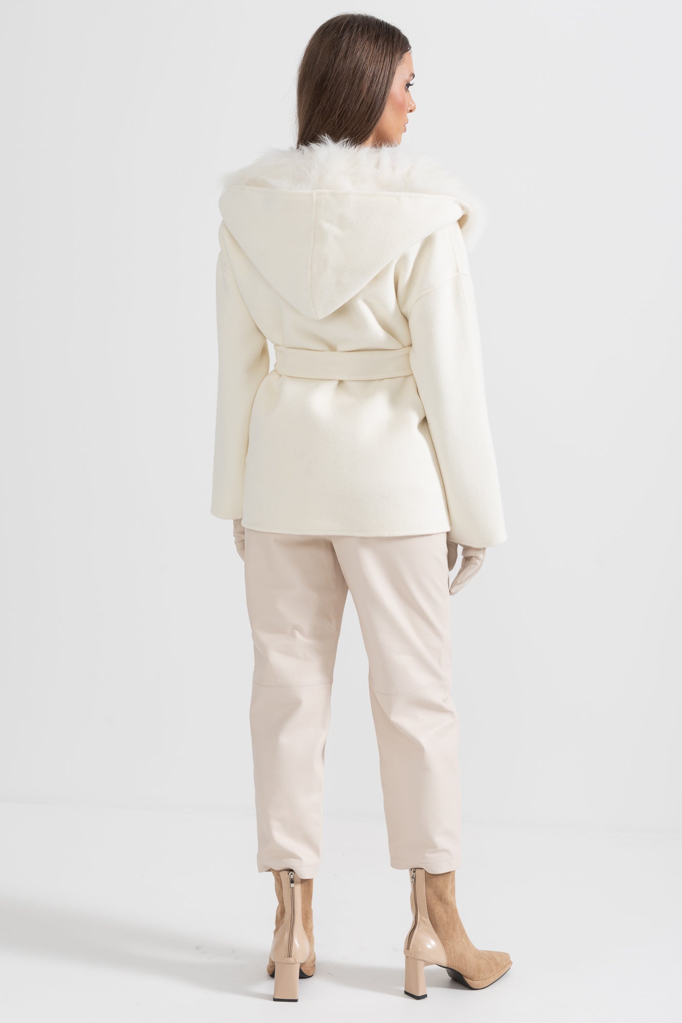 Jachetă cu guler de blană, glugă supradimensionată și talie - Ivoire