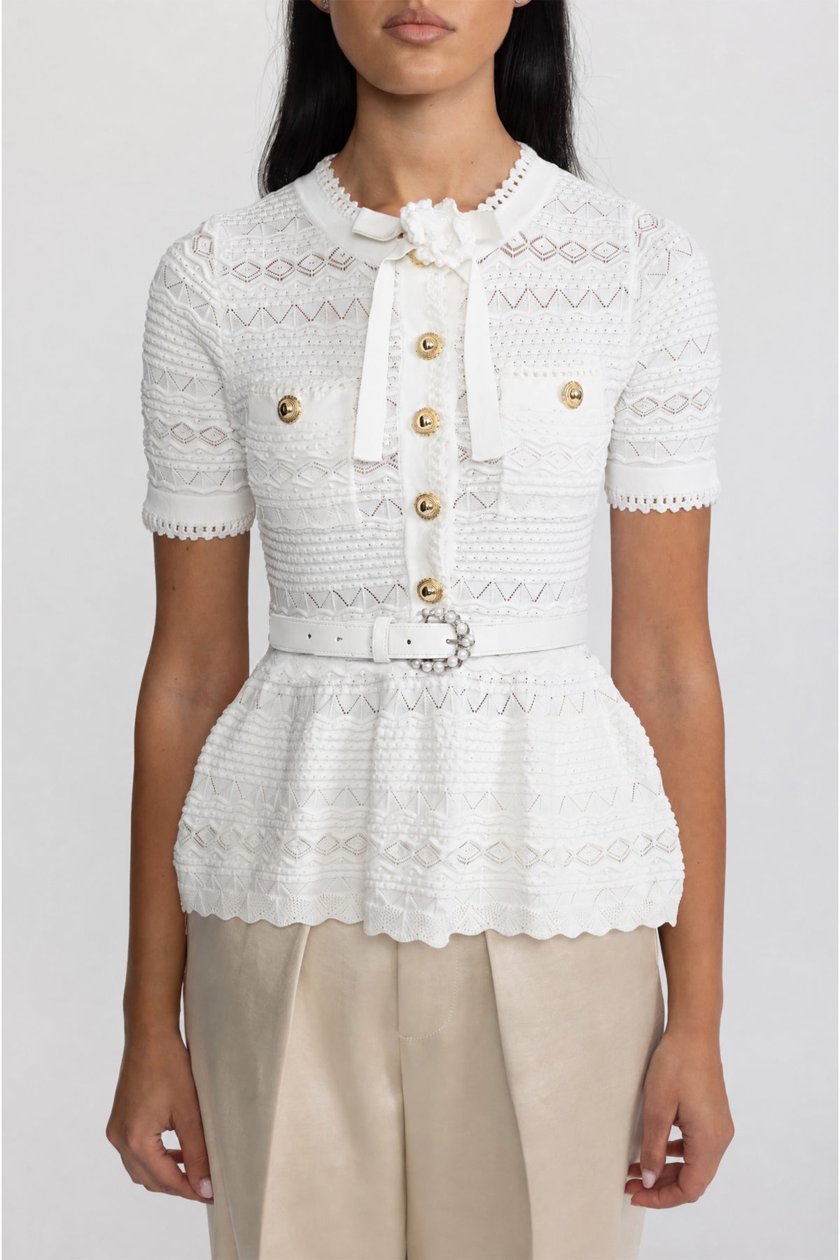 Top peplum alb din tricot pointelle cu fundă
