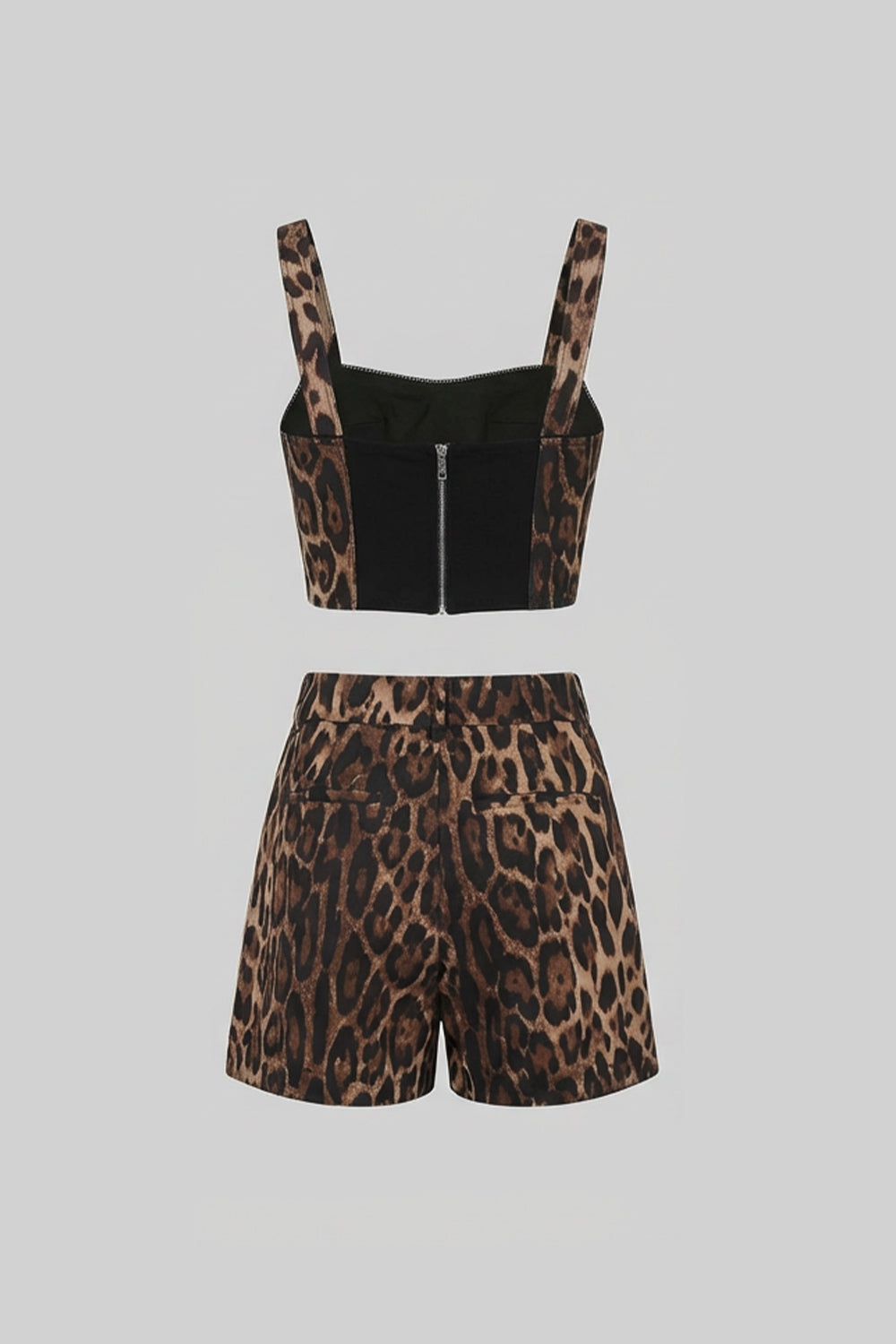 Set format din top crop cu imprimeu leopard și pantaloni scurți croiți, cu bretele late – Maro