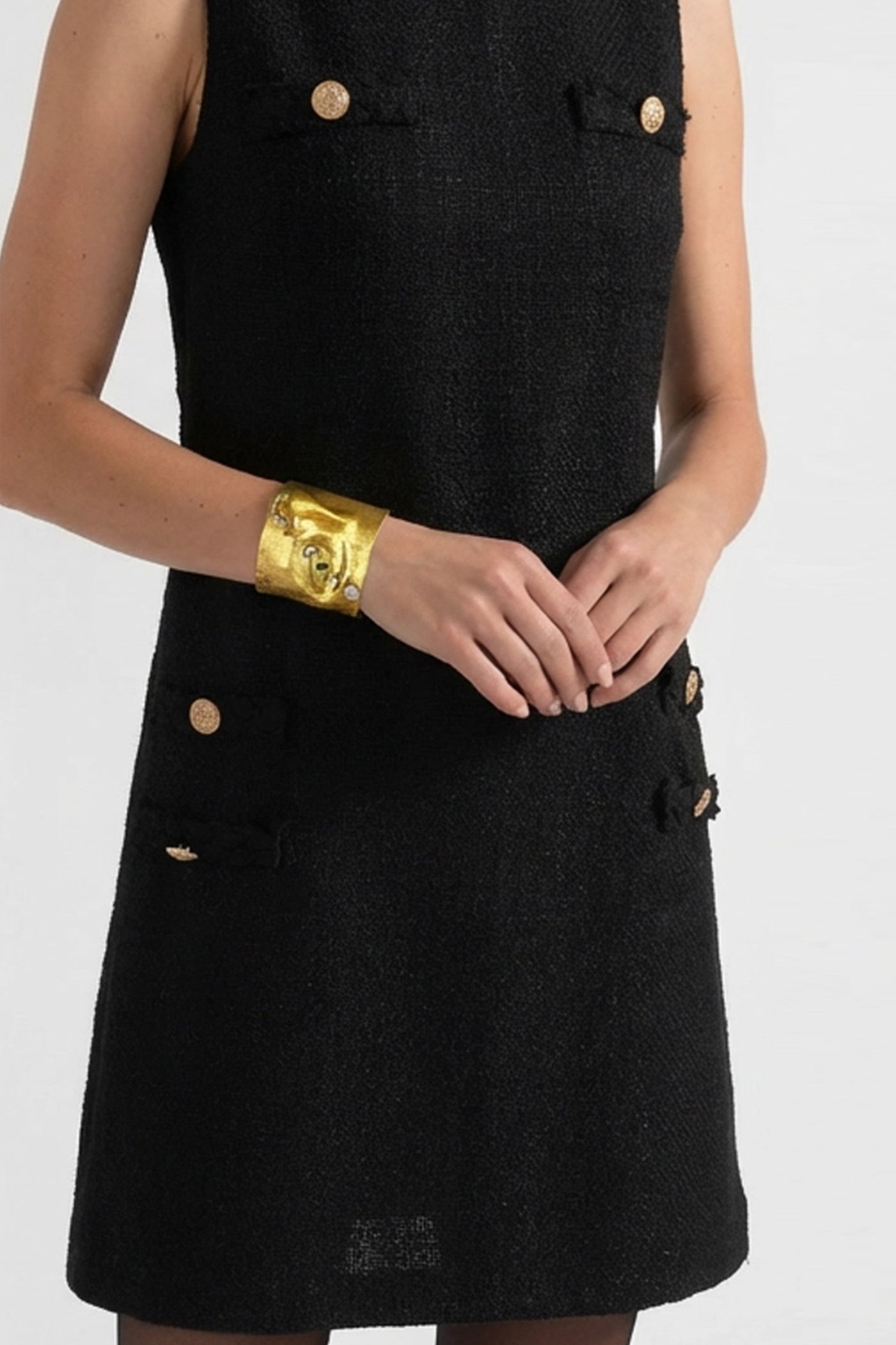 Brățară cu manșetă texturată și accente de cristal – Aur