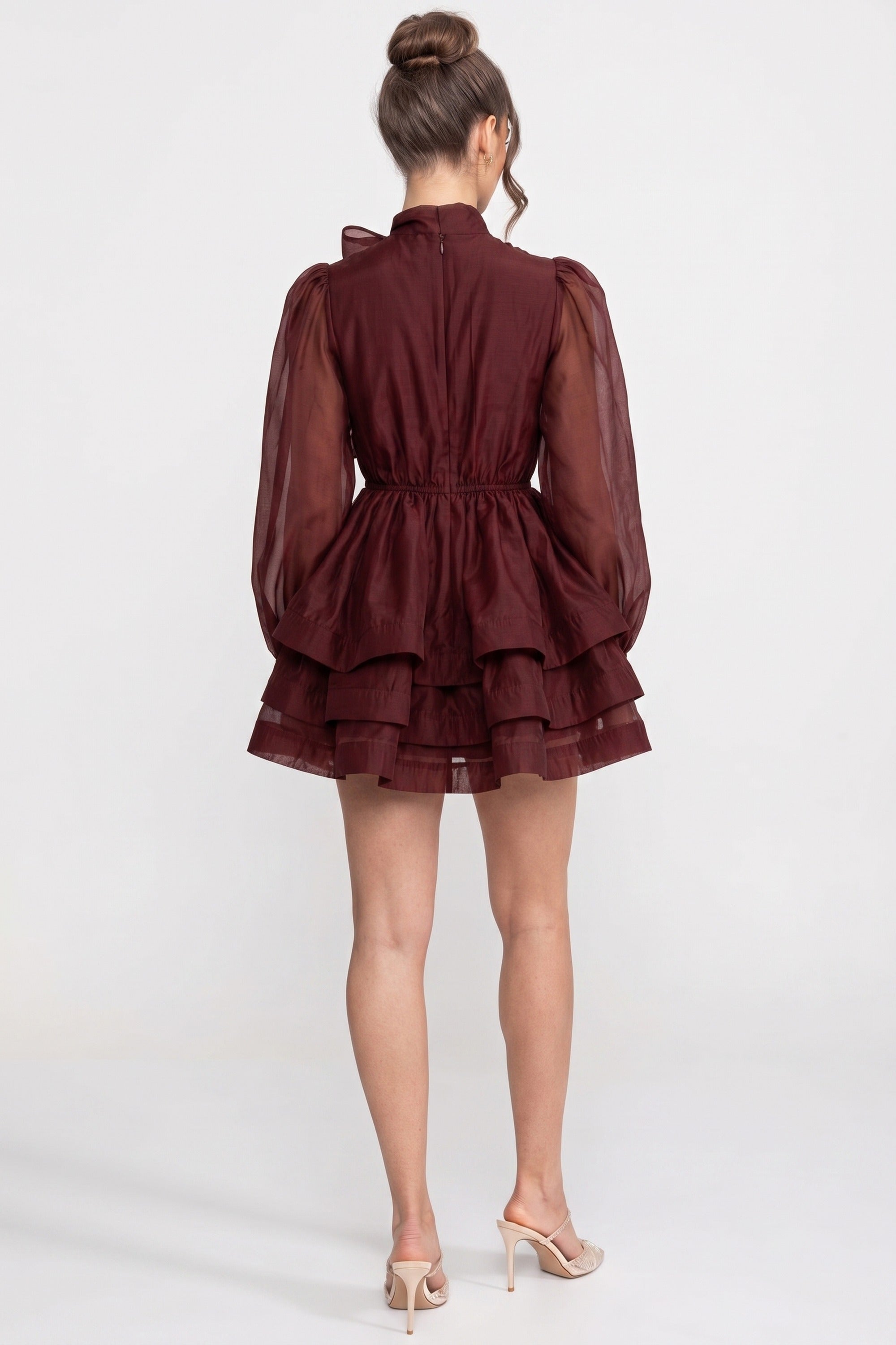 Rochie mini cu guler înalt, mâneci bufante, fustă cu volane în straturi și fundă - Wine