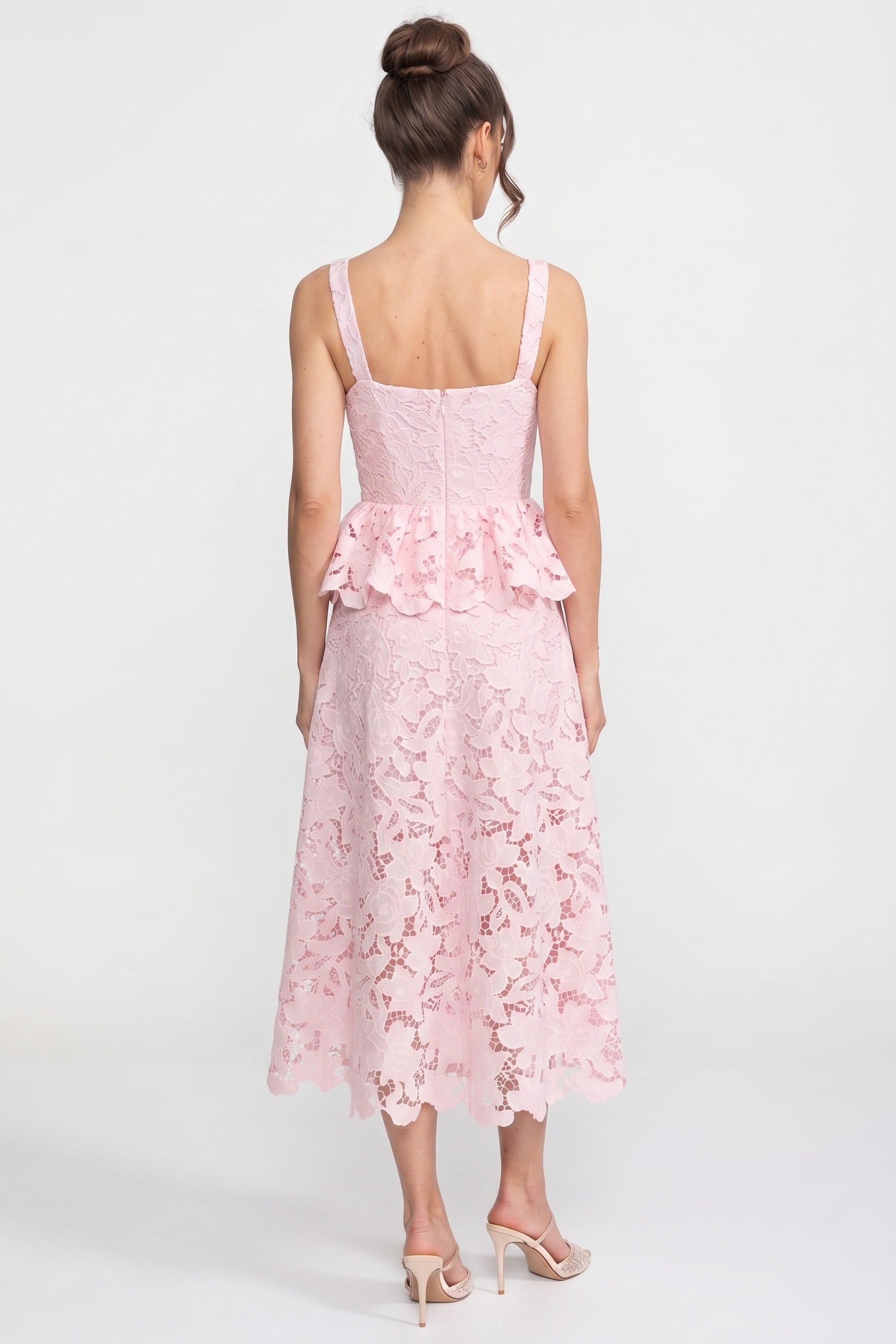 Rochie fără mâneci din dantelă cu peplum, fustă midi și nasturi aurii - Roz