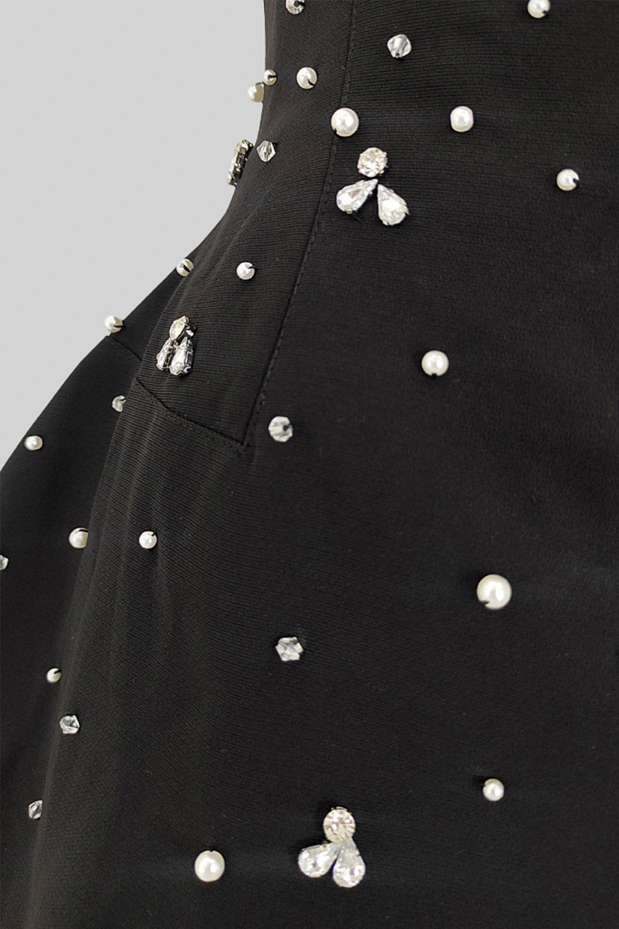 Rochie Mini fără Mâneci cu Aplicatii de Cristale - Negru