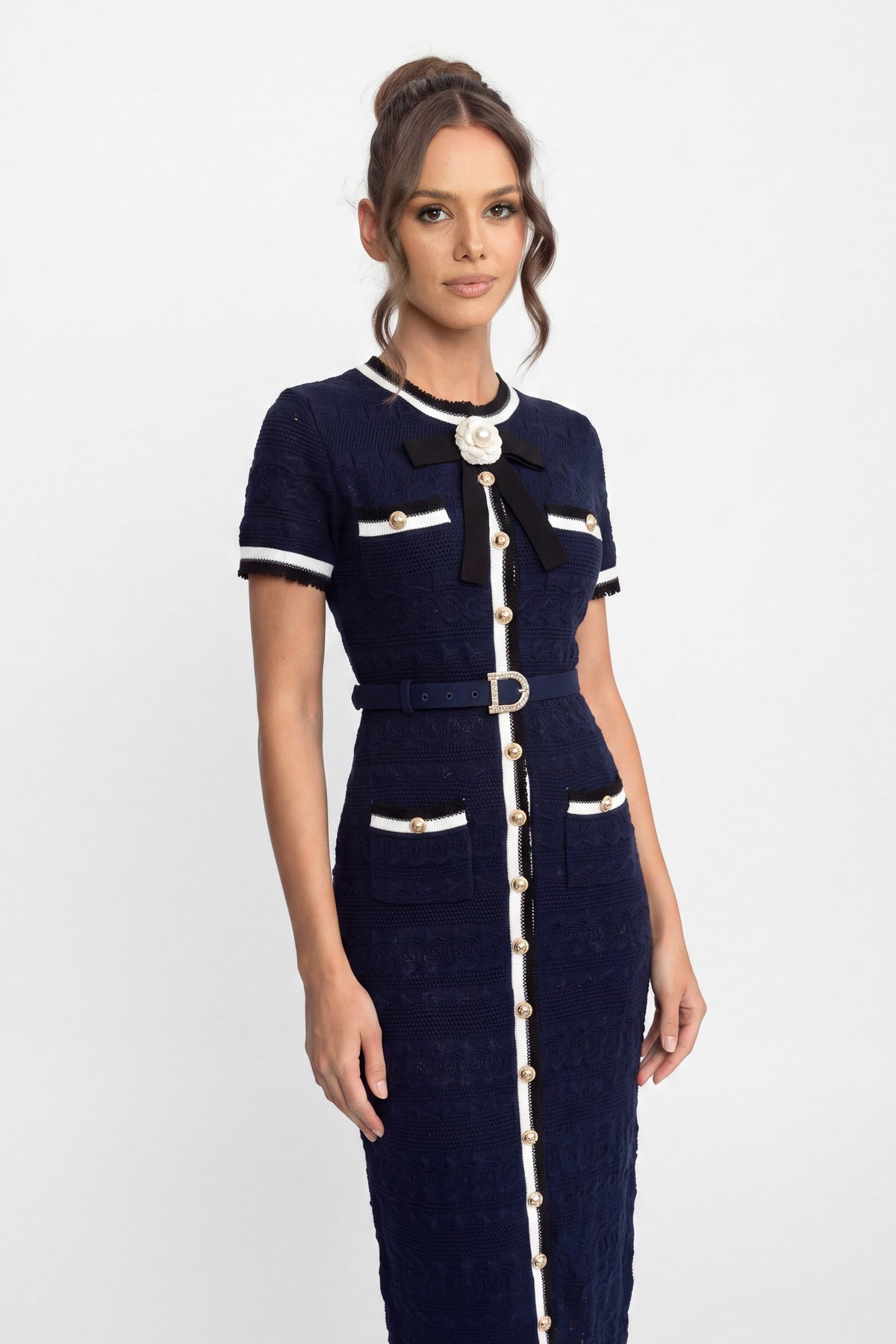 Rochie midi tricotată cu paspoal alb și curea cu cataramă aurie - Navy