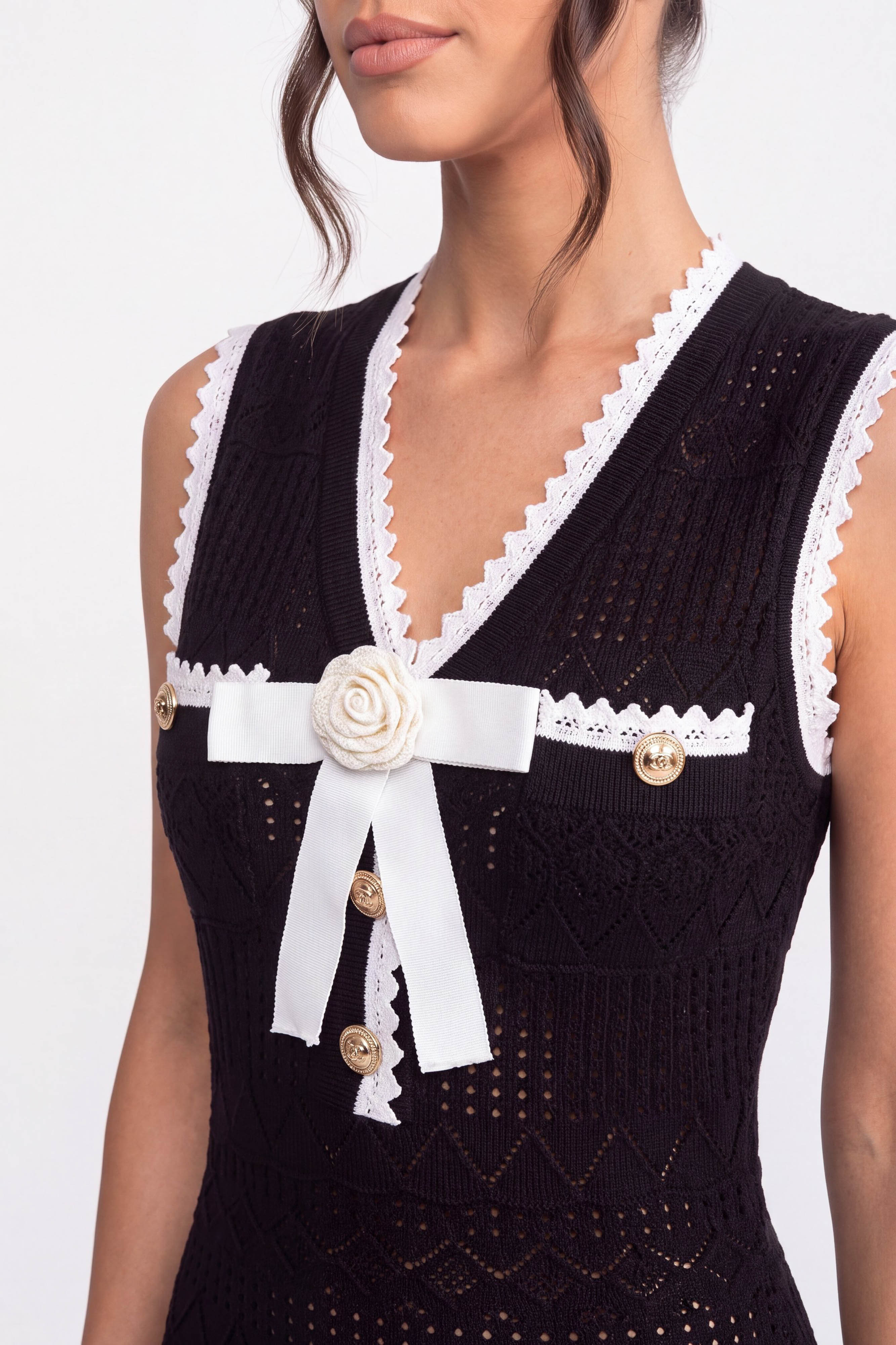 Rochie midi tricotată croșetat cu bordură neagră și fundiță - Negru