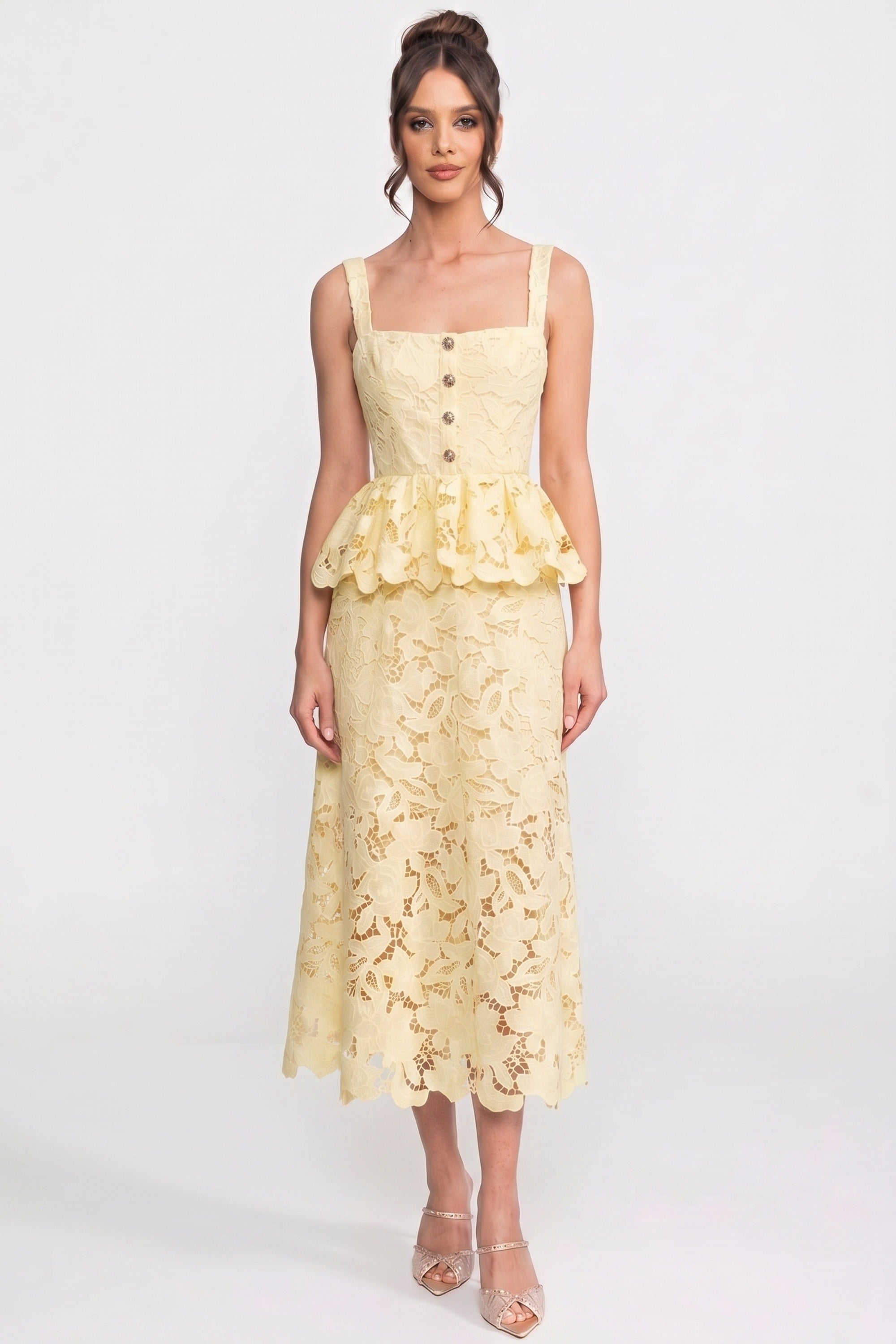 Rochie fără mâneci din dantelă cu peplum, fustă midi și nasturi aurii - galben