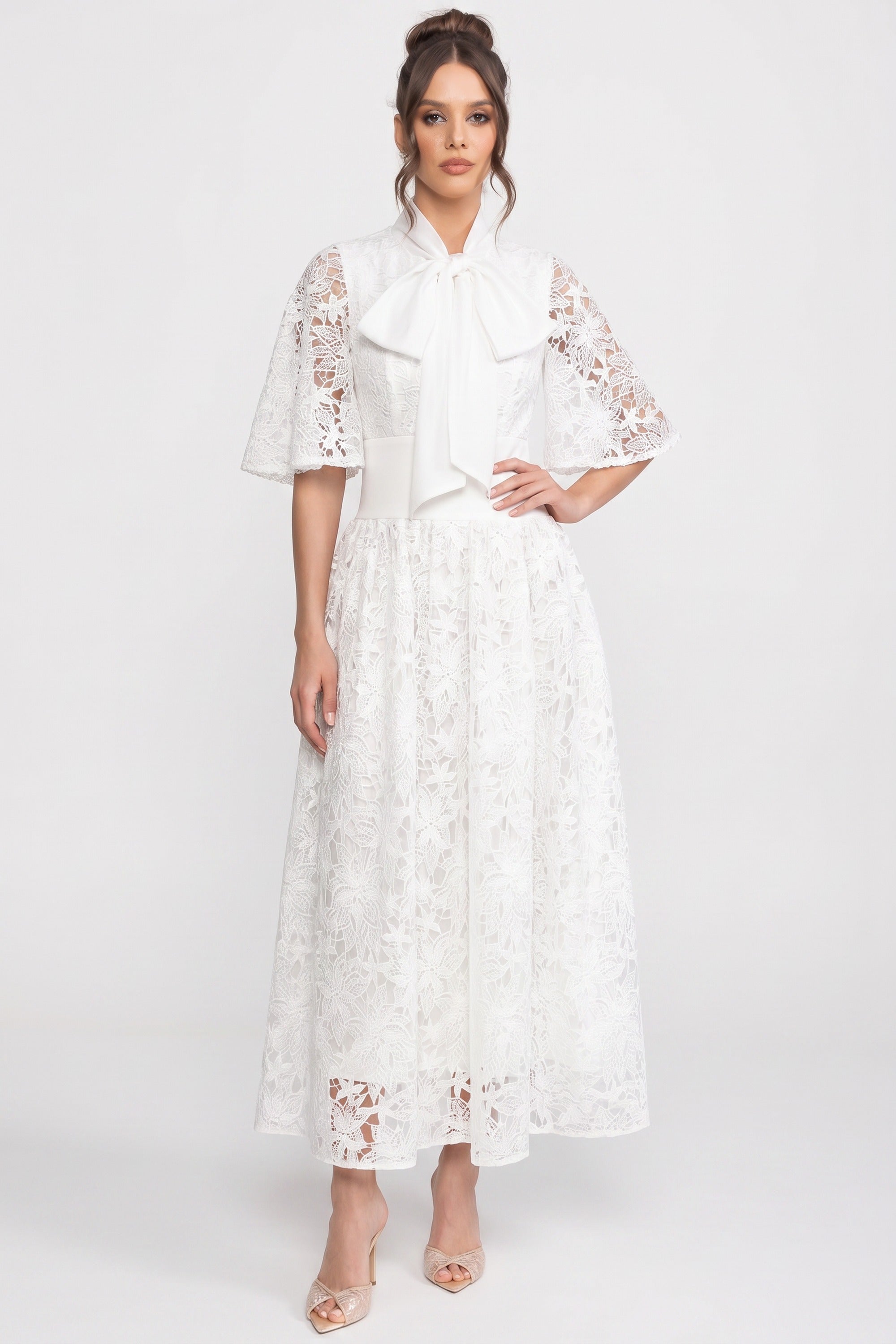 Rochie maxi din dantelă florală cu mânecă scurtă și detaliu 3D cu fundă - Albă