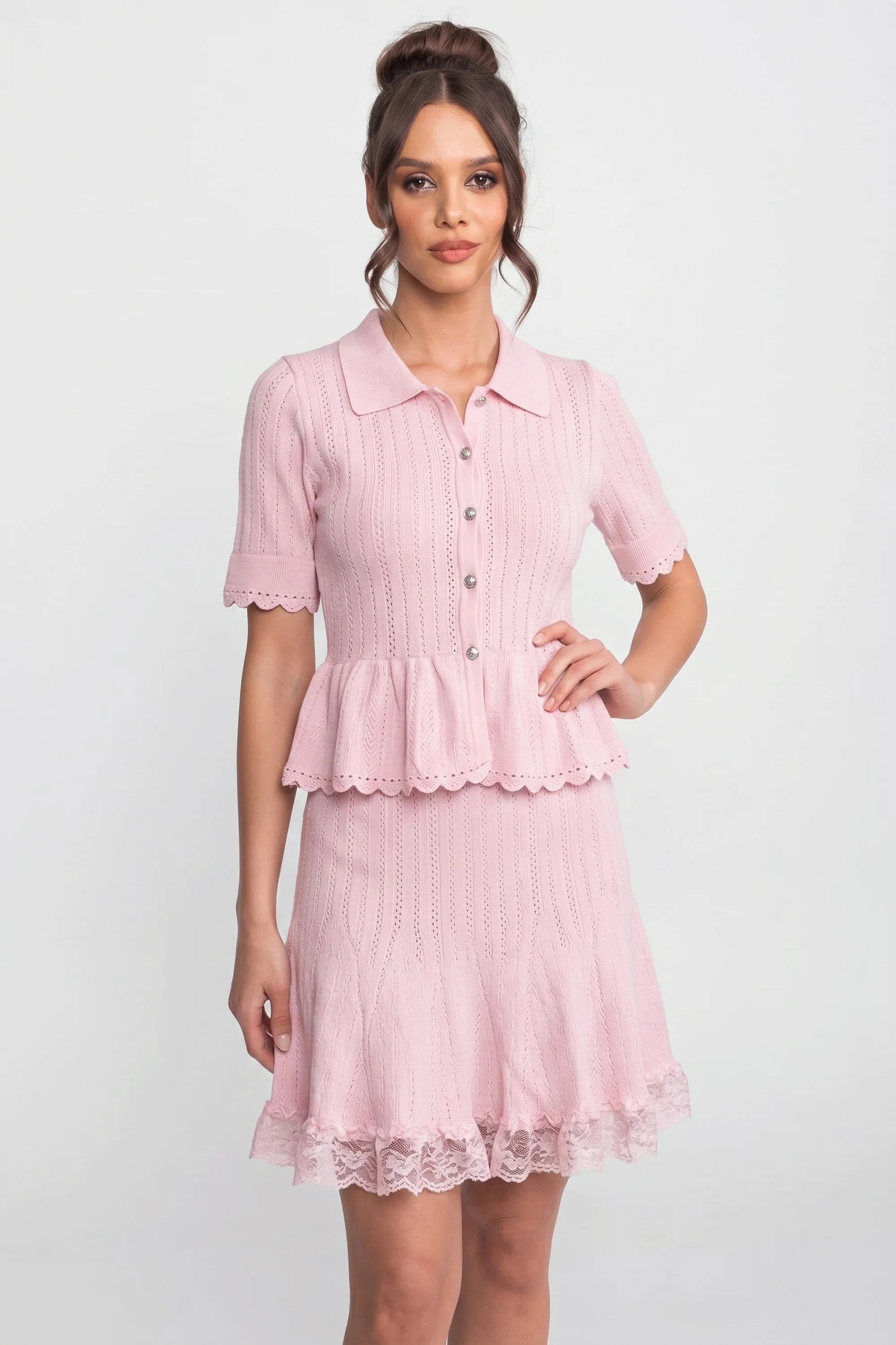 Rochie mini tricotată cu guler polo, top cu nasturi, talie peplum și tiv din dantelă - Roz