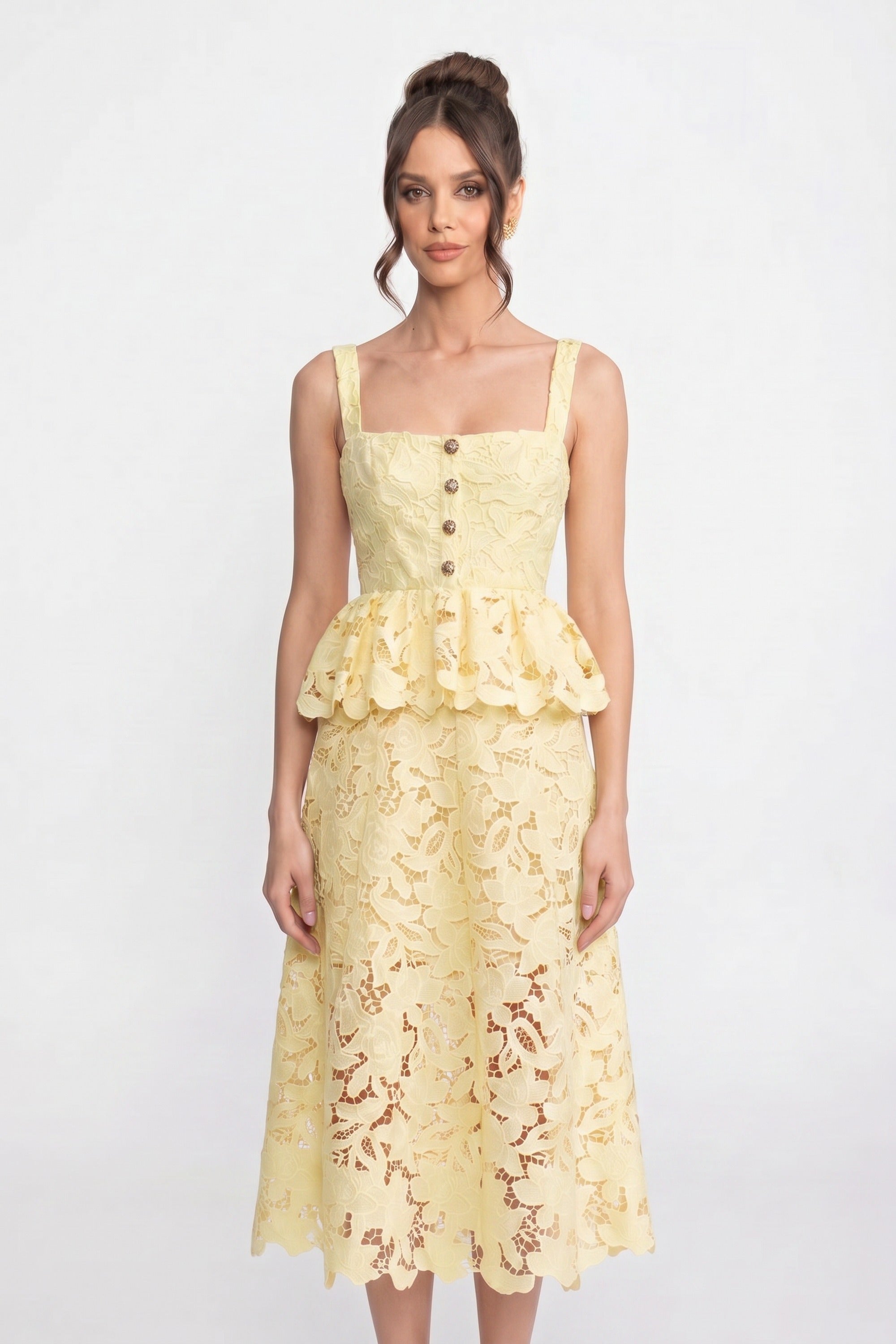 Rochie fără mâneci din dantelă cu peplum, fustă midi și nasturi aurii - galben