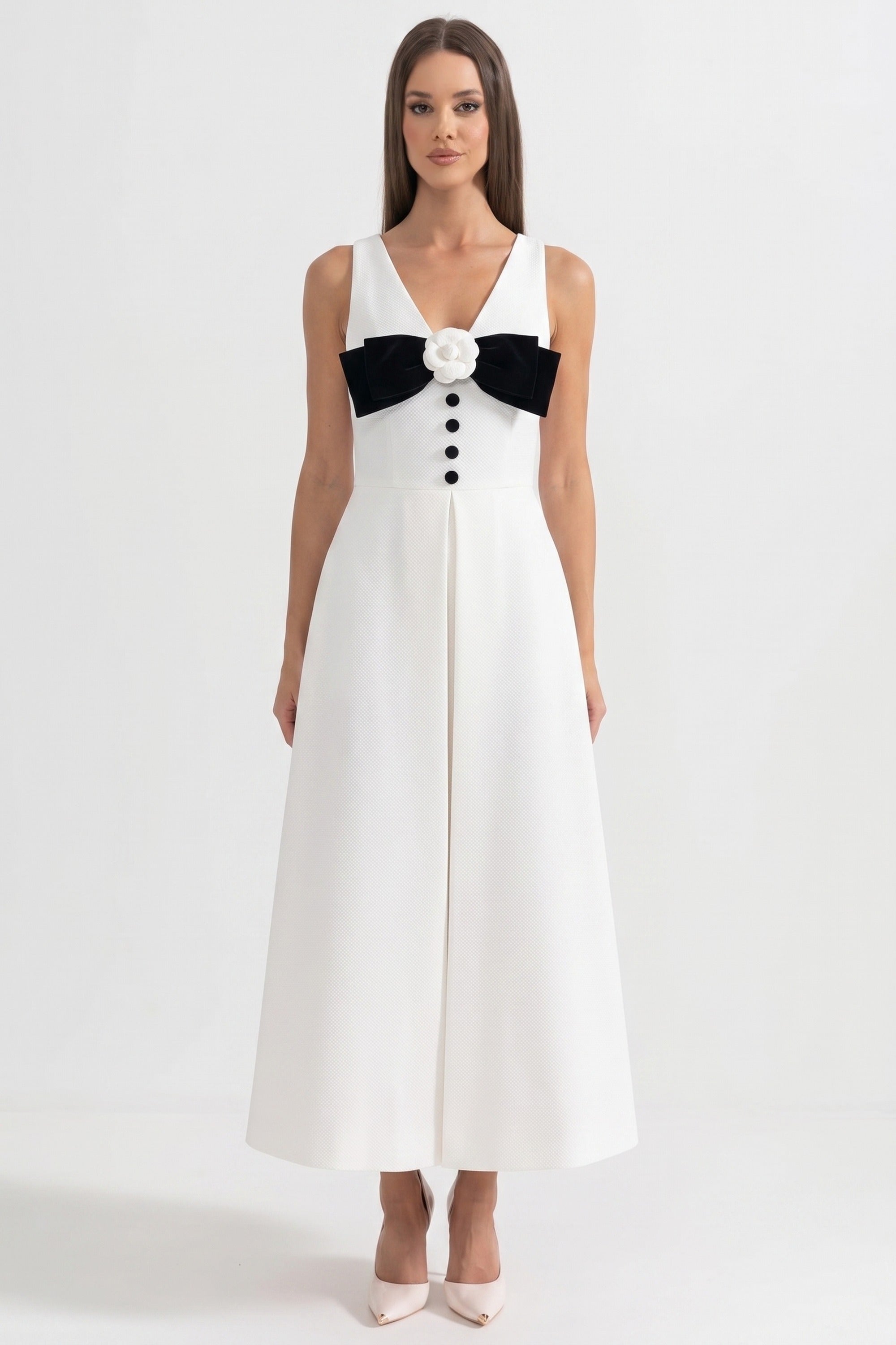 Rochie maxi cu decolteu halter, cu bust accentuat de fundă neagră și închidere frontală cu nasturi - Alb