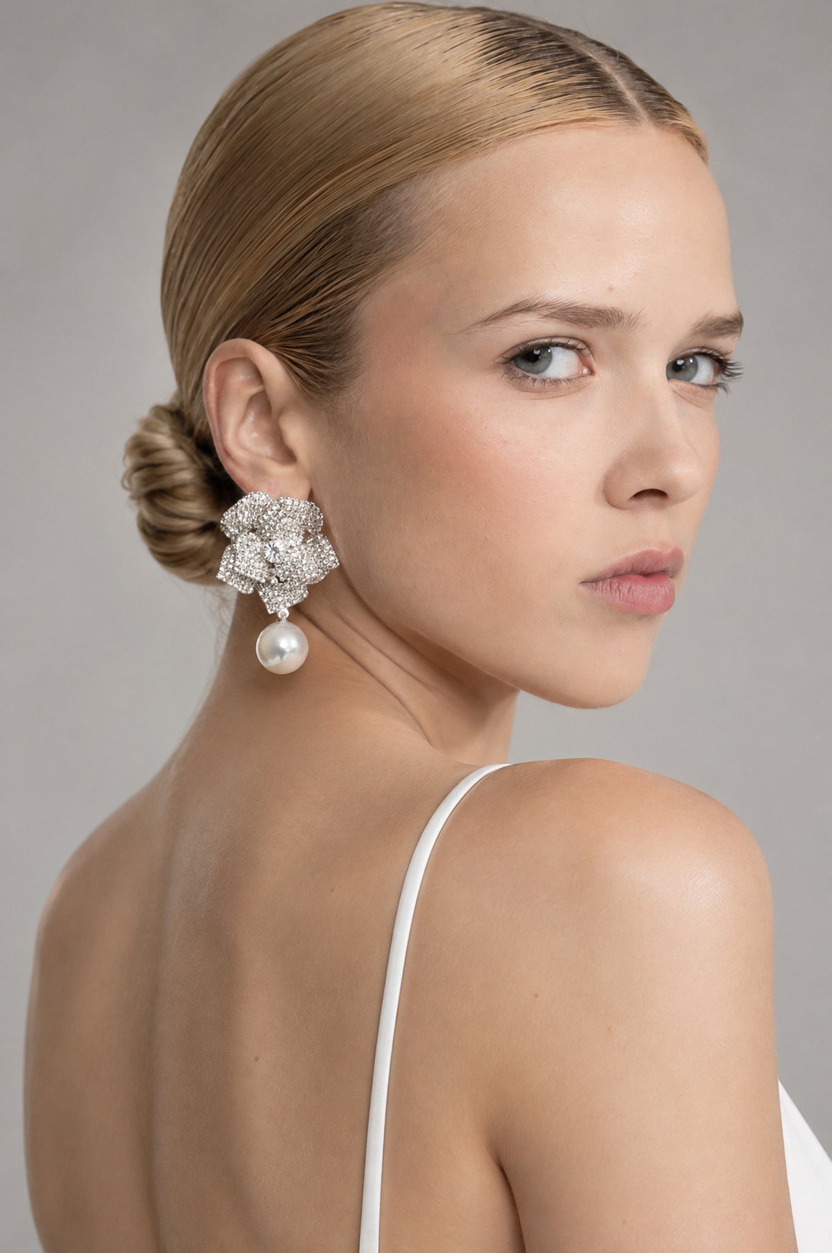 Cercei Crystal Camellia Pearl Drop - argintii