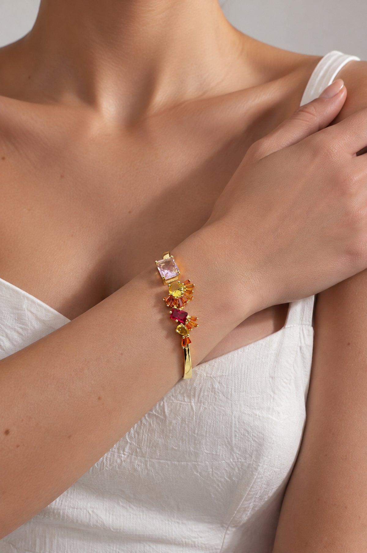 Brățară cuff aurie cu cluster de cristale multicolore