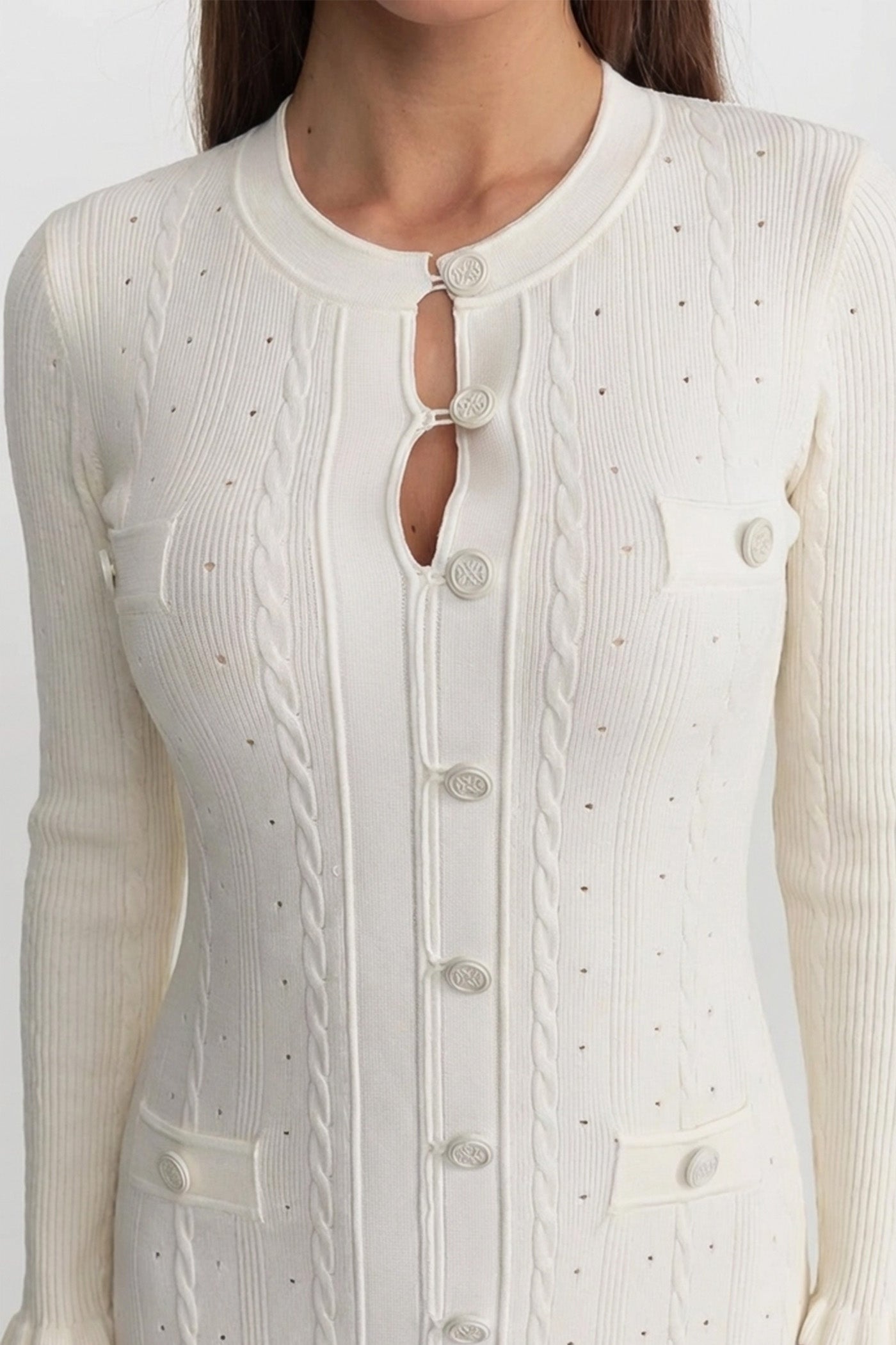 Rochie midi tricotată cu nasturi în față și detalii pointelle – Ivoire